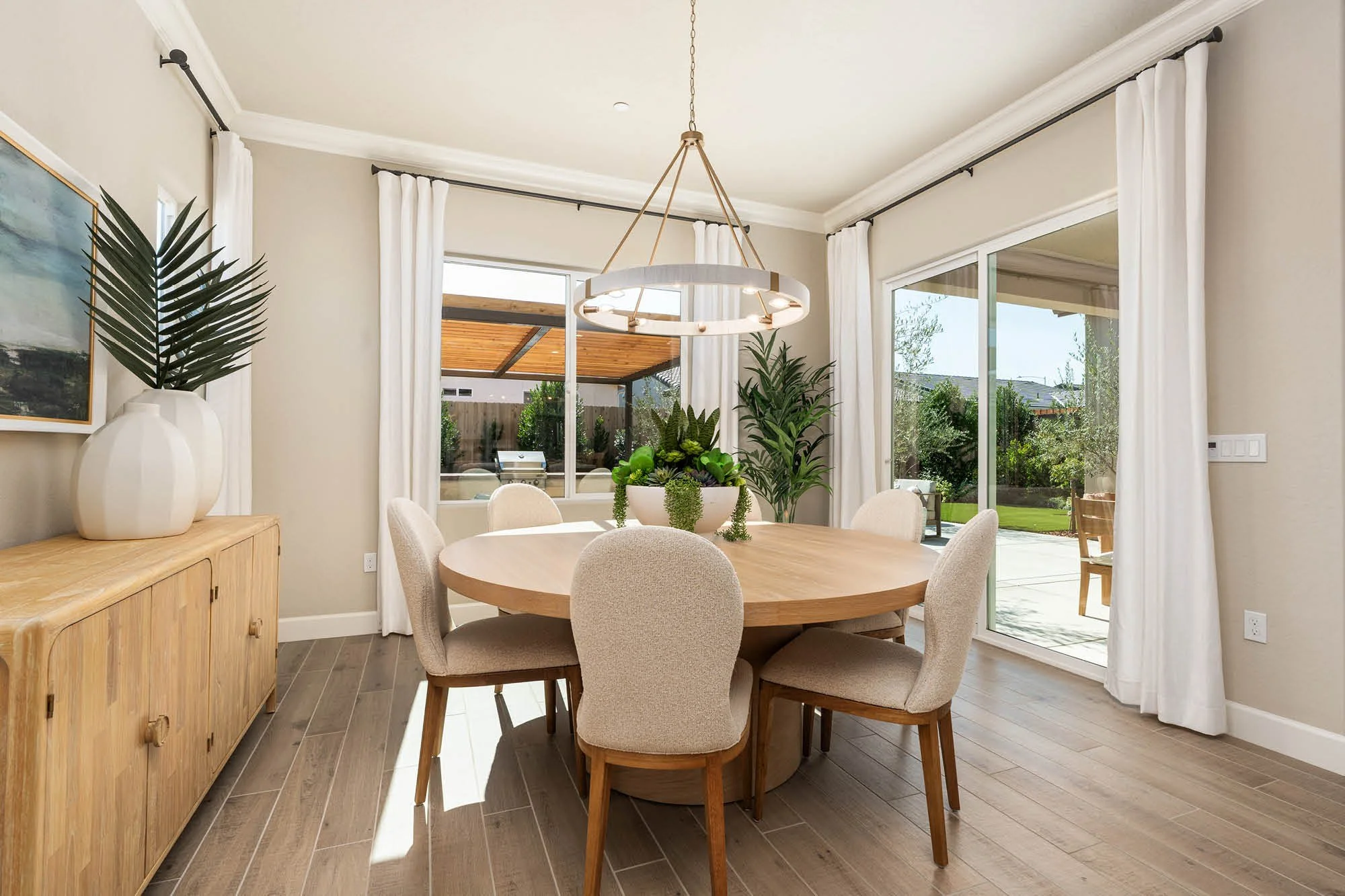 Windsor 2369 - 14 Dining.jpg