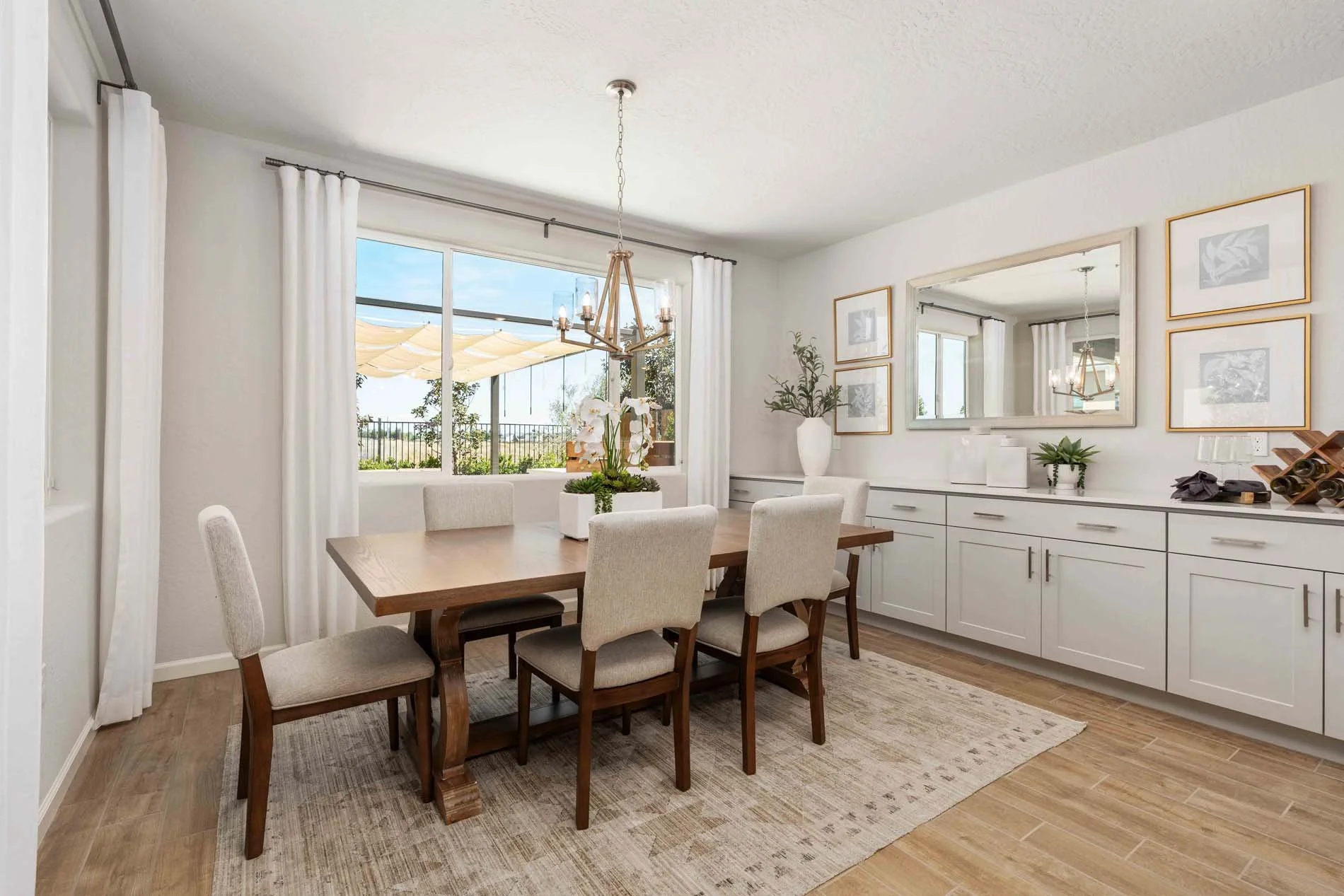 Regent Park 2568 - 23 Dining 2.jpg