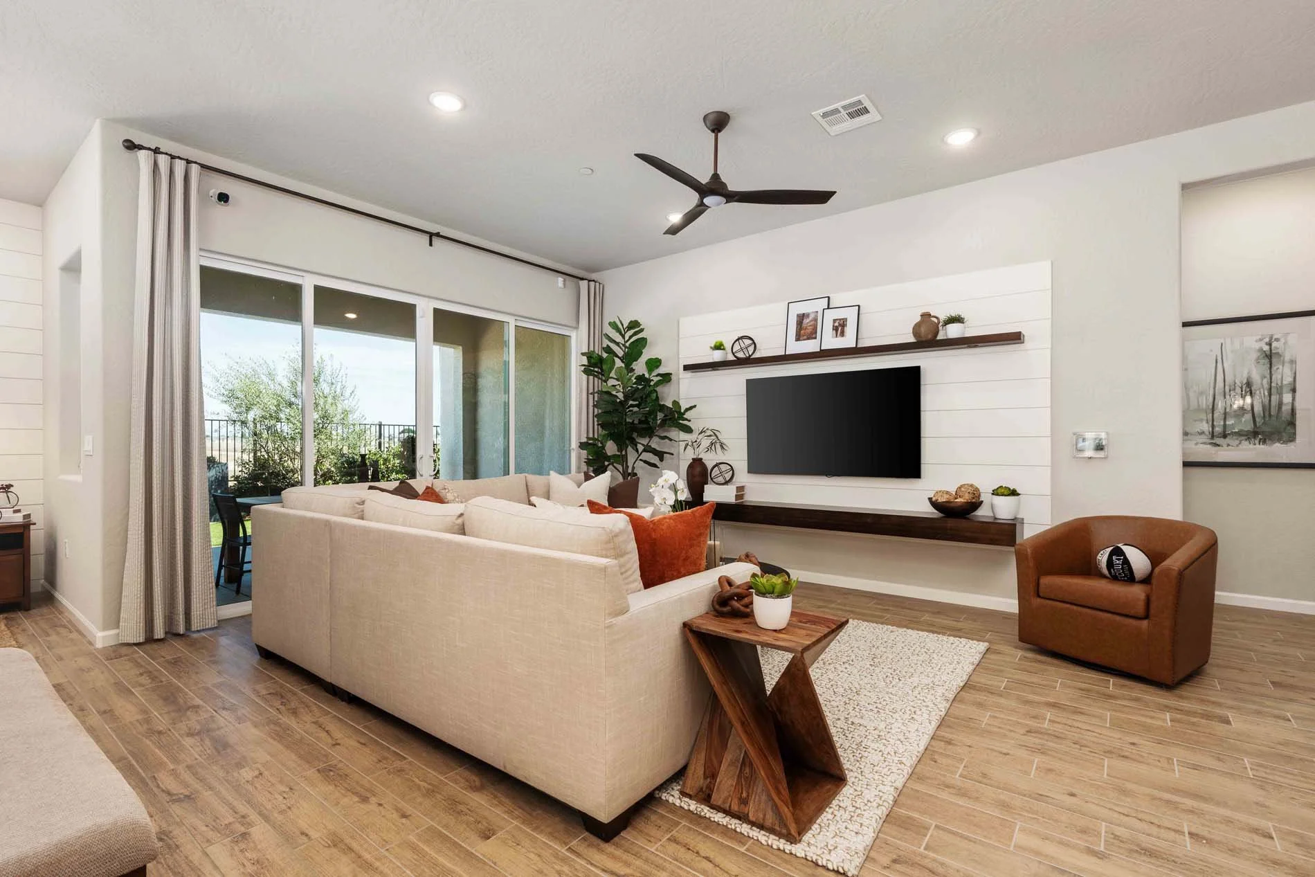 Regent Park 2162 - 23 Living.jpg