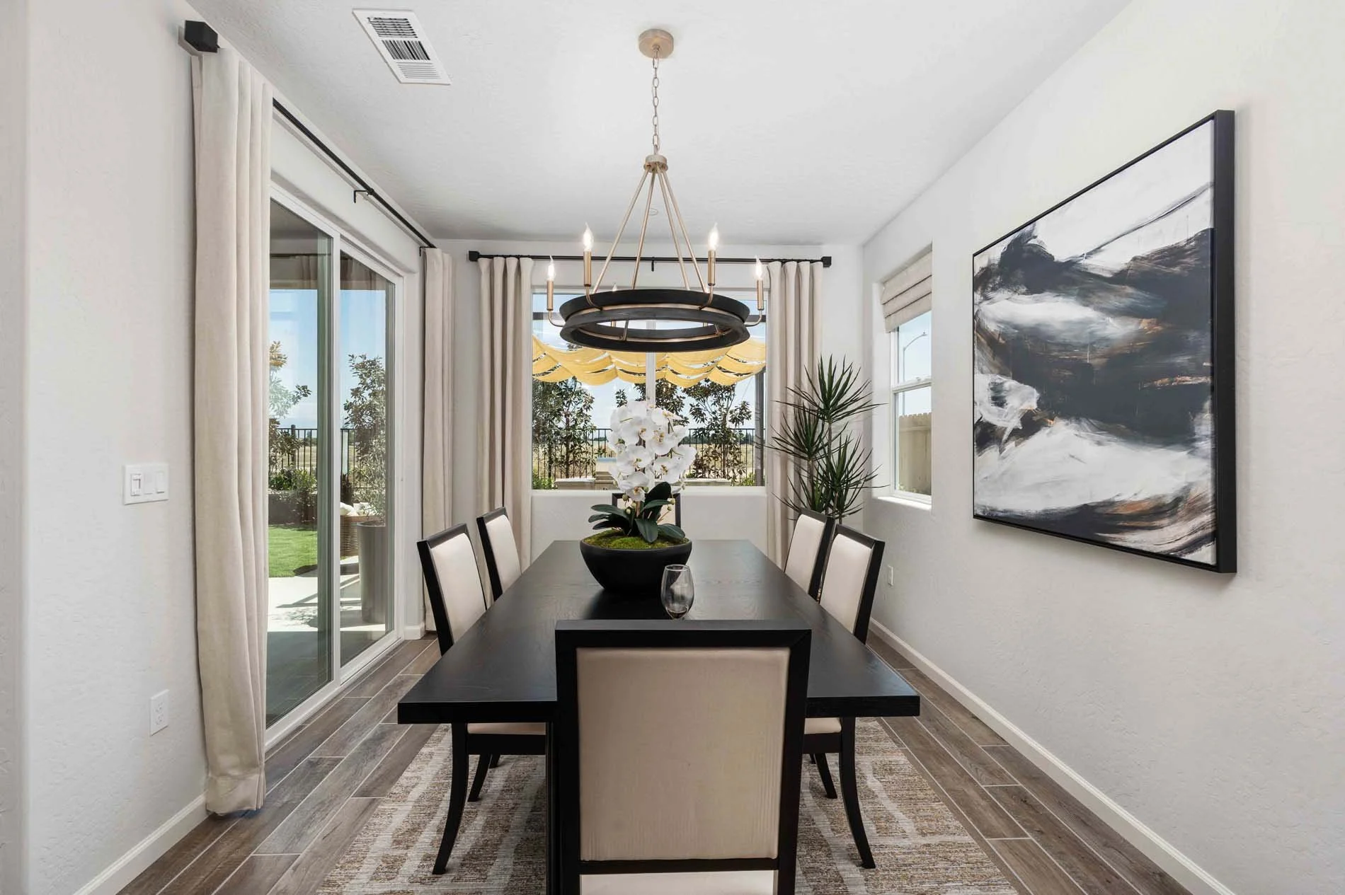 Regent Park 3056 - 25 Dining.jpg
