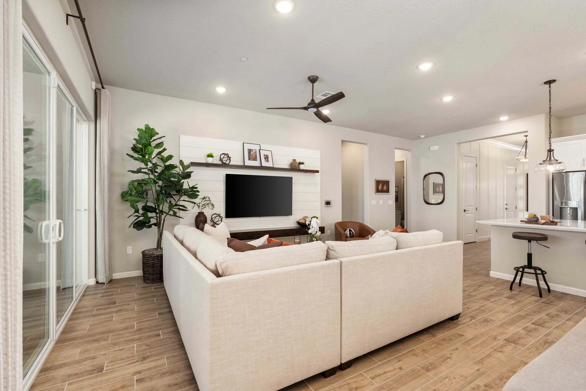 Regent Park 2162 - 24 Living.jpg