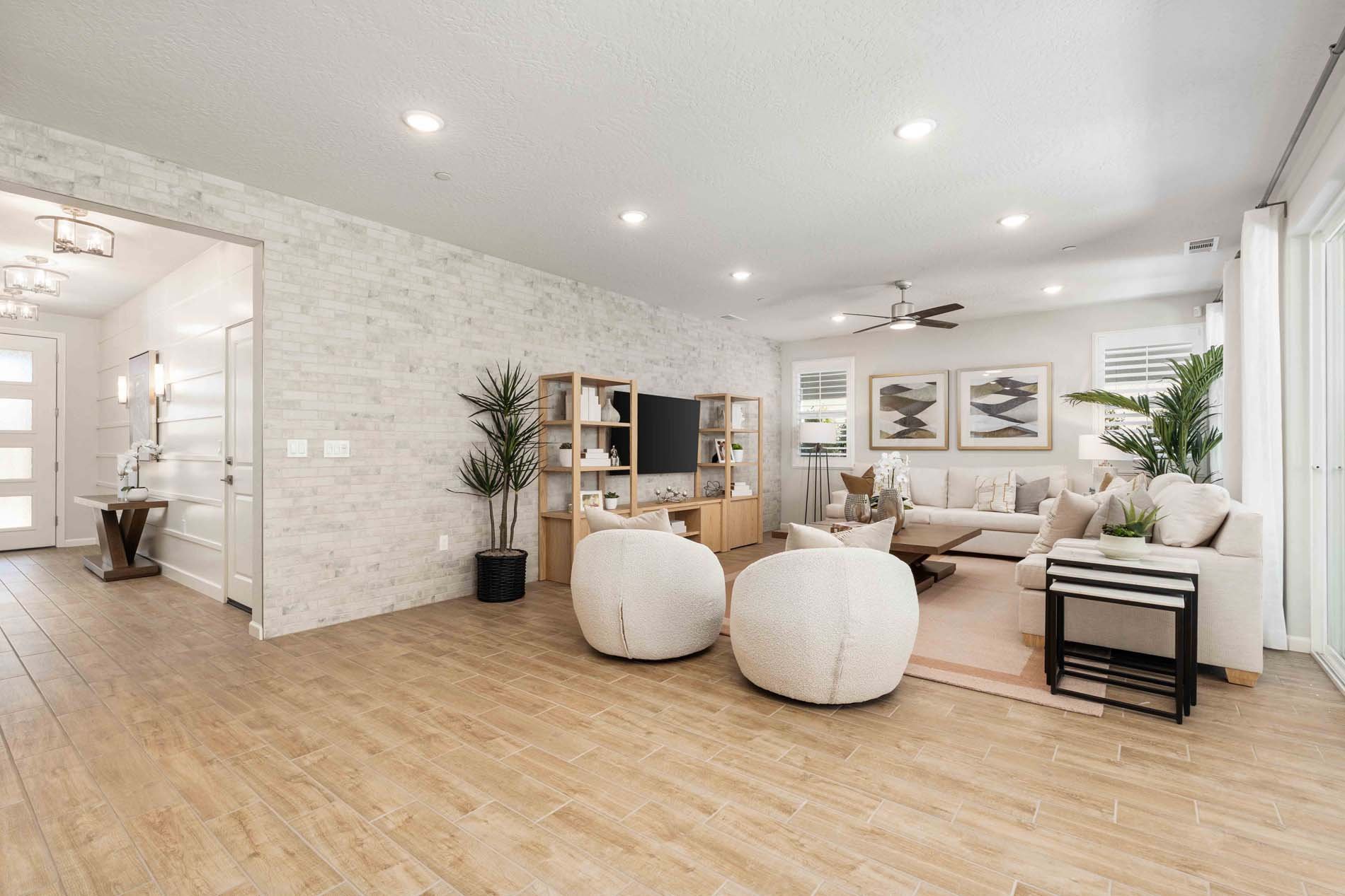Regent Park 2568 - 24 Living.jpg