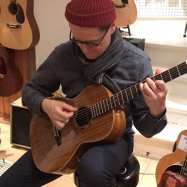 Waiting tomorrows @helsinkitonefest and @timbretones sounds great 🥳😎 #koskelaguitars #timbretonesguitars #timbretonesmicrophones #teemuviinikainen #andersliljestr&ouml;m #allkoaguitar #13fret #kitarapaja #acousticguitar #premiumacoustic #luthier