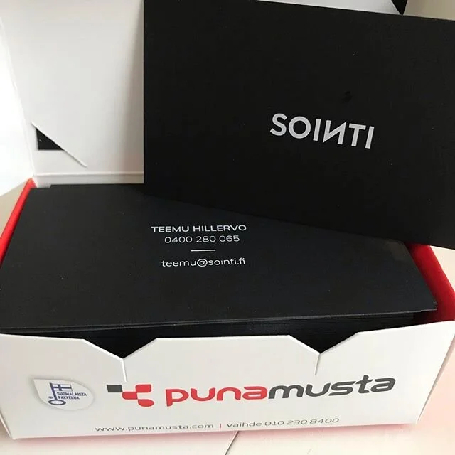 Uudet k&auml;yntikortit @punamusta painamina tuleviin tapaamisiin 😊 #businesscards #sointi #woodlandgraphics