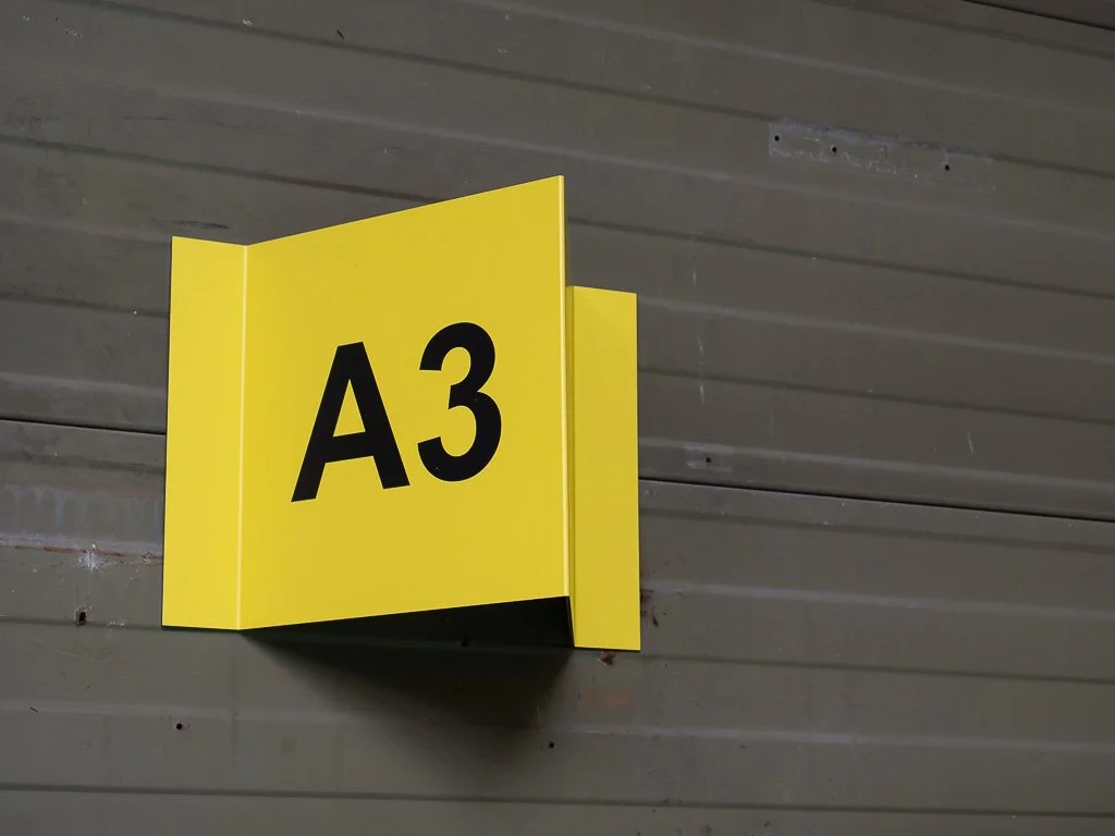 Gevouwen V-bord in warehouse