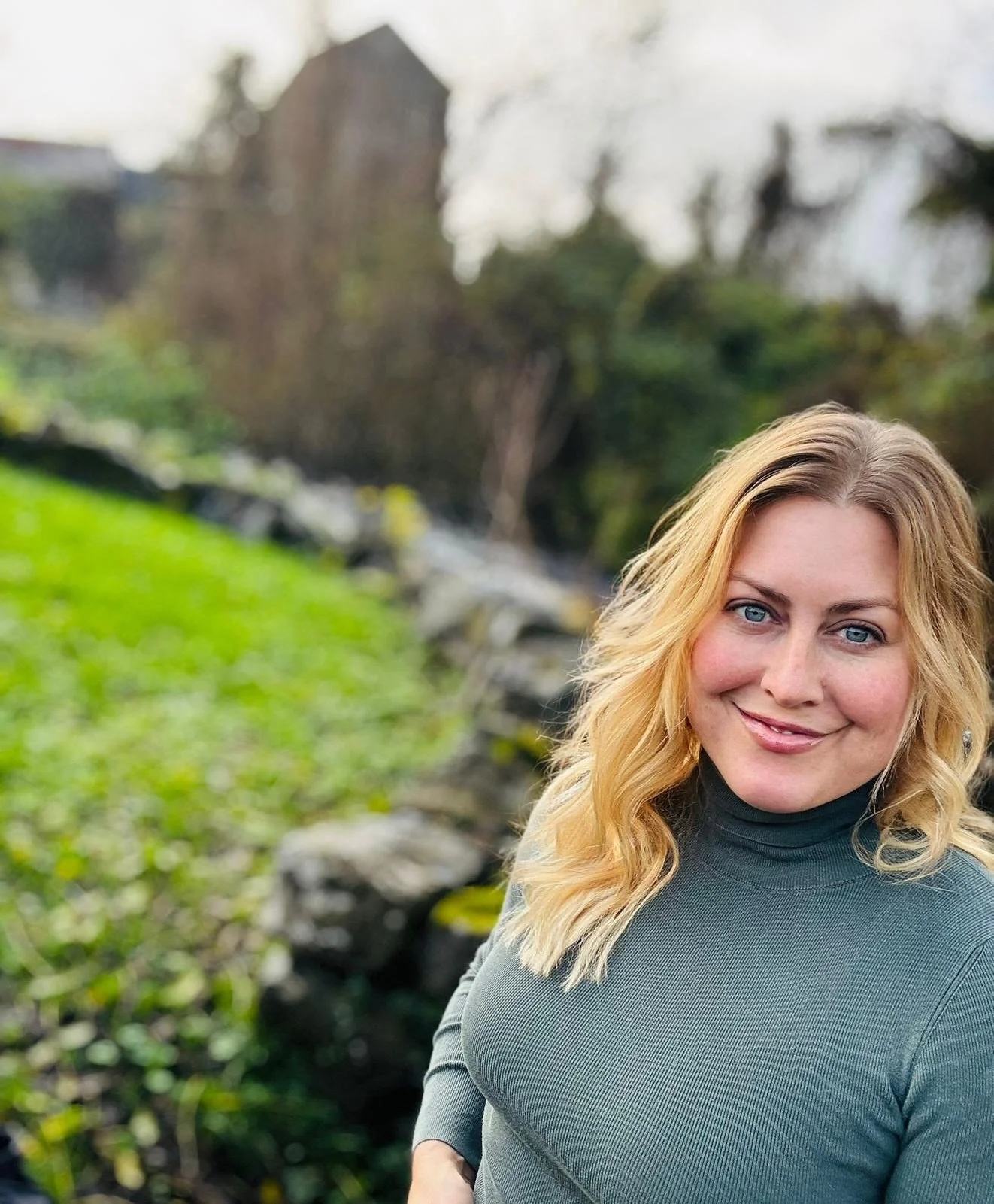 Hi everyone, old friends and new 🙋🏼&zwj;♀️ I&rsquo;ve had A LOT going on the past few months so I thought I&rsquo;d take a moment to re-introduce myself.

My name is Meghan, I&rsquo;m a Therapist &amp; Coach, and the host of Career Congregation Pod