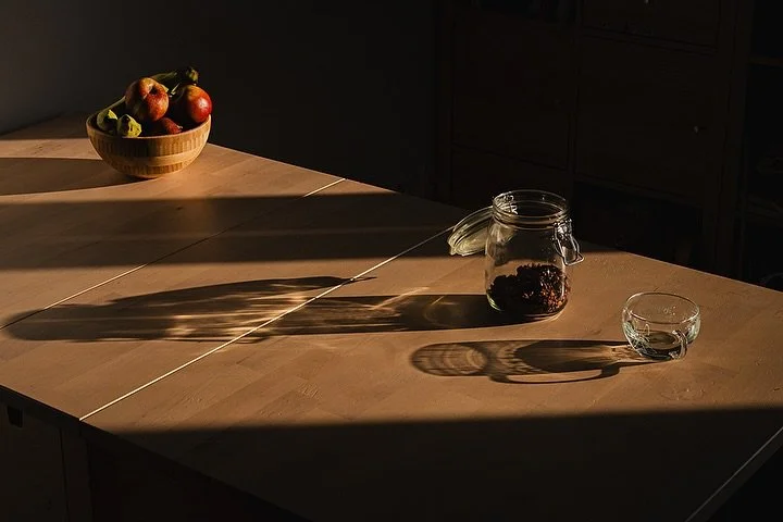 Stretched out shadows, stretched out days 
.
.
.
.
.
#slowmotherhood #documentingmotherhood #chasingslow #berlinmama #berlinphotographer