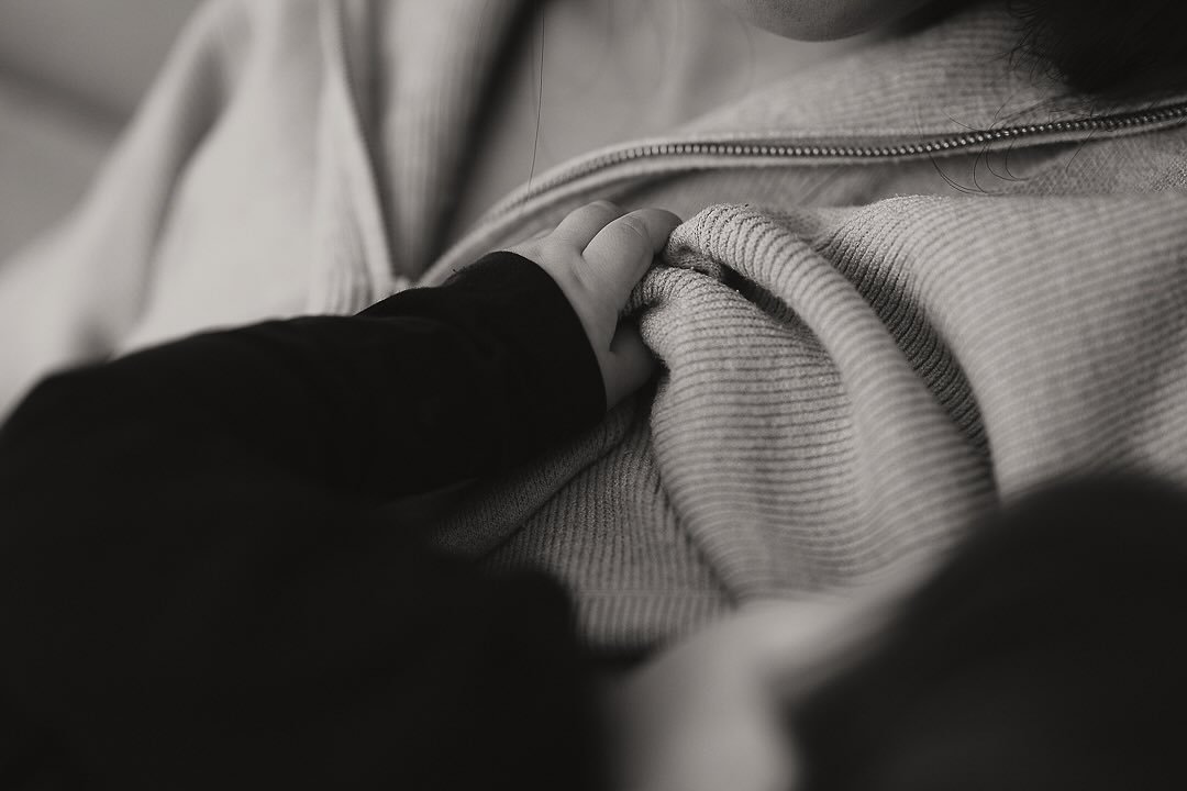 Tiny hands gripping. Holding on to quiet rituals. It feels endless some days, and yet slips by faster than we think. 
.
.
.
.
.
#unhurriedmotherhood #slowmotherhood #berlinmama #berlinphotographer #berlinfamilyphotographer