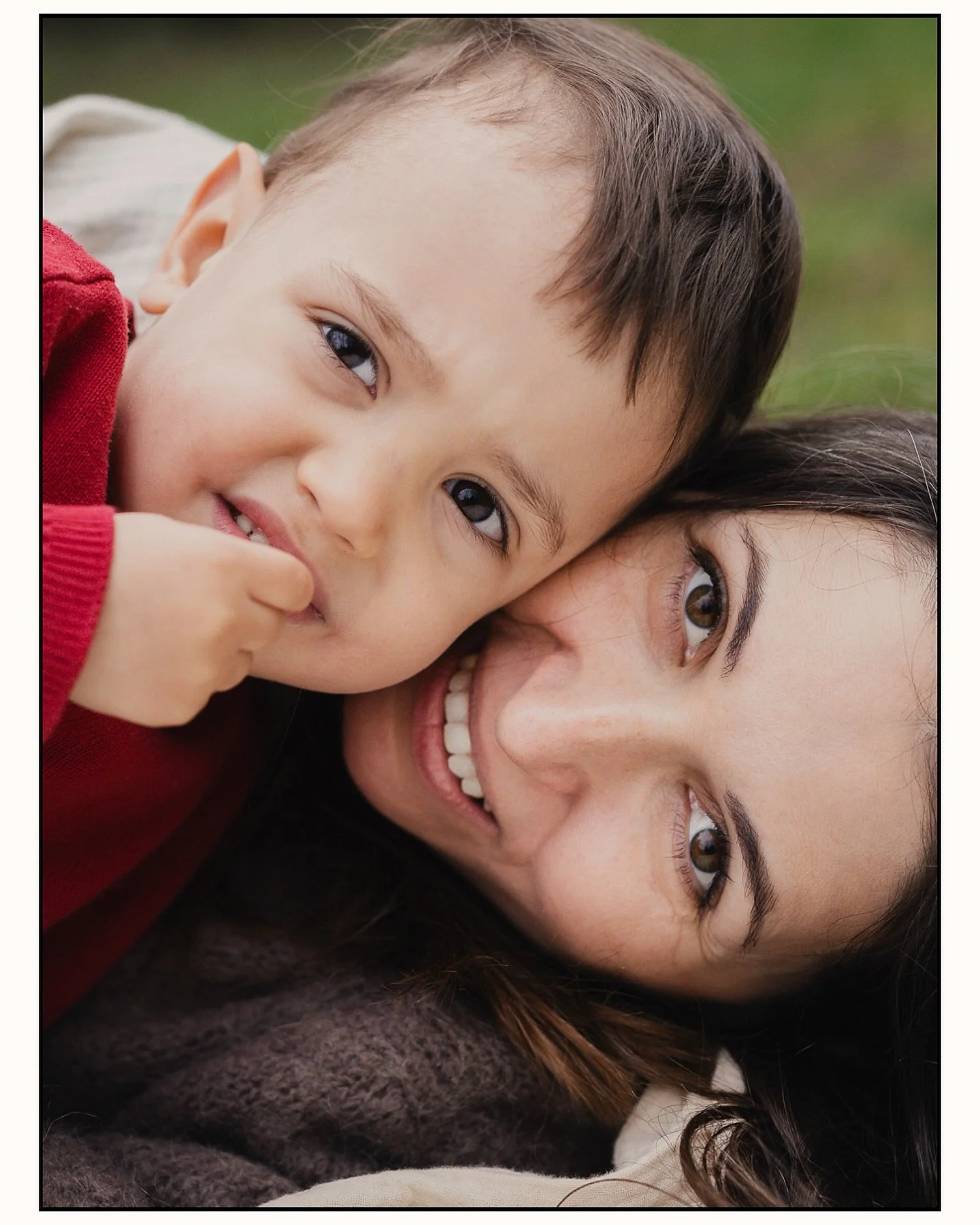 Spring means outdoor mothermood moments ✨
.
.
.
.
.
@heartfulmagazine @thebelovedjournal @famfeatures 
#berlinfamilyphotographer #berlinmama #slowmotherhood #documentingmotherhood #unhurriedmotherhood
