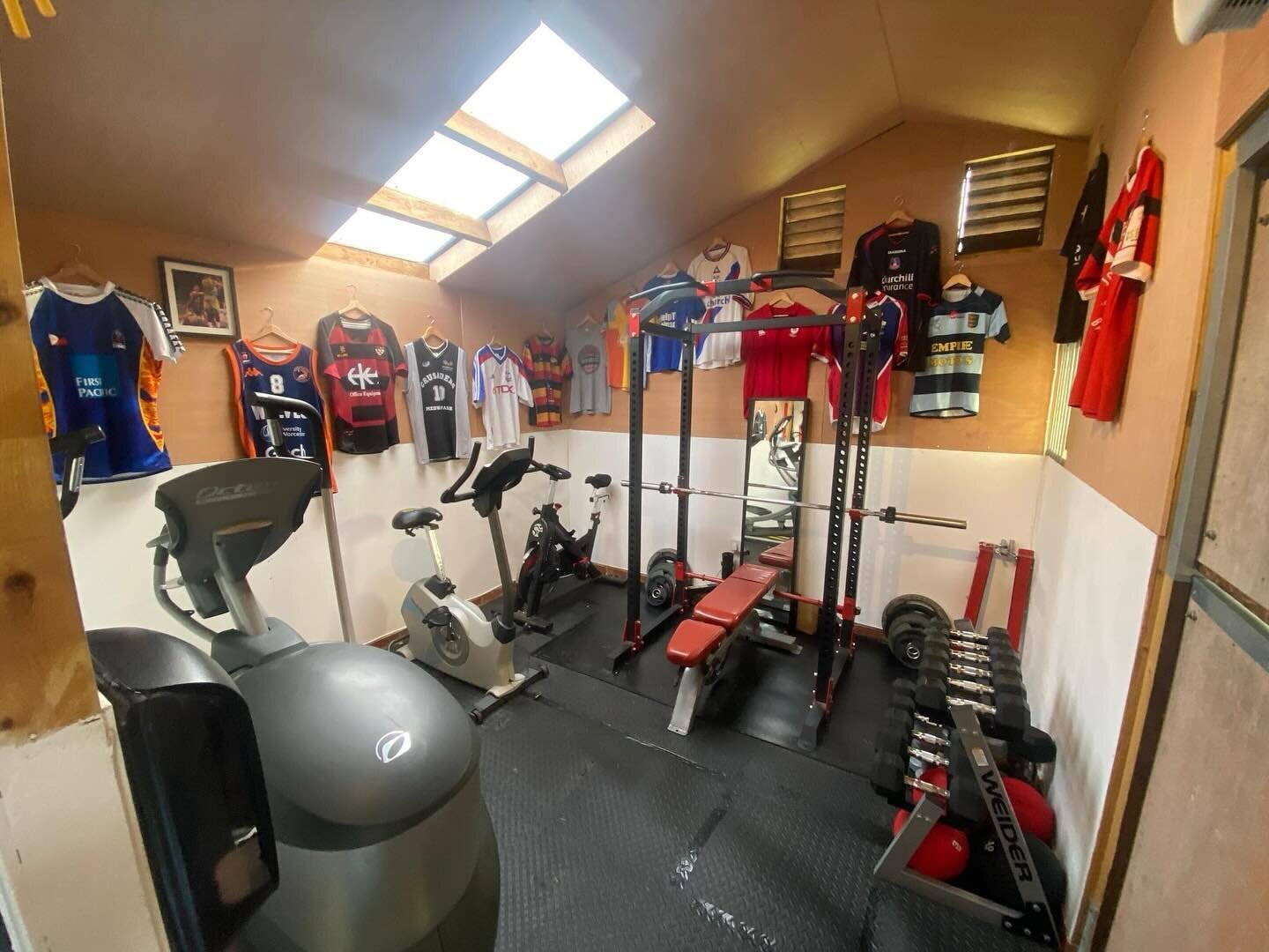 A few photos of the Ives Fitness gym - indoor and outdoor training, tailored to meet your needs!

Located part-way between Godstone and Oxted (just off the A25, not far from Knights Garden Centre.)

... heating included 🥶😊

#eastsurreyfitness #east