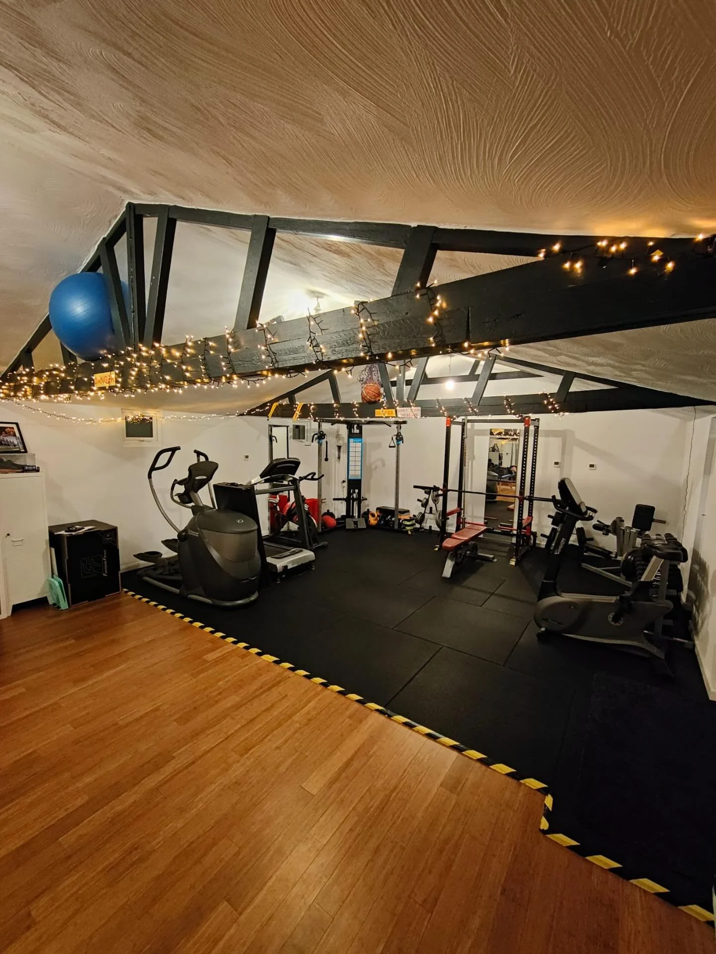 Feeling festive at Ives Fitness this week&hellip; the Christmas lights are up! ✨ 

Swipe for that warm winter glow&hellip;