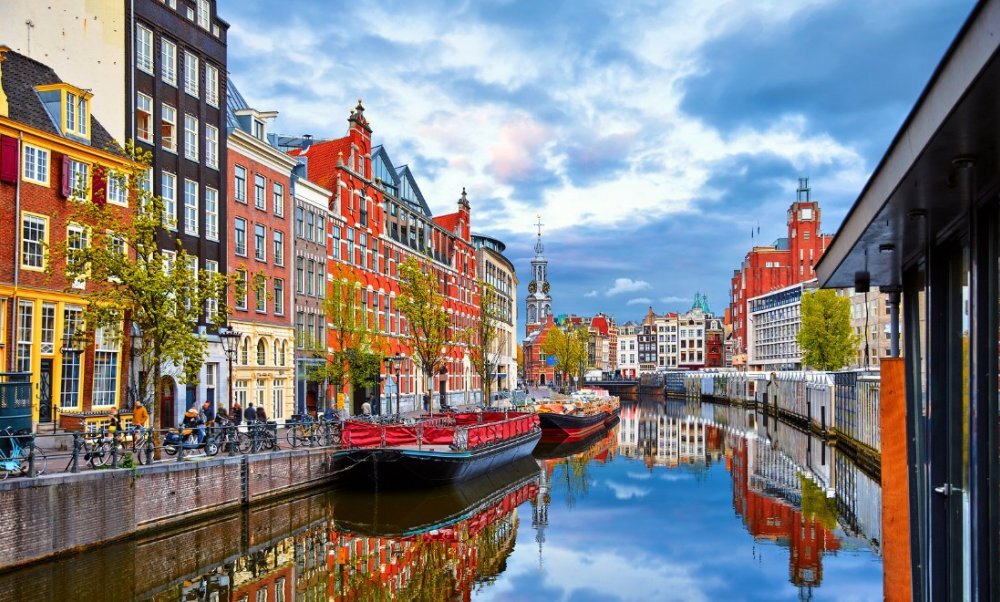 Copy of Cruise the canals in Amsterdam on a cultural tour