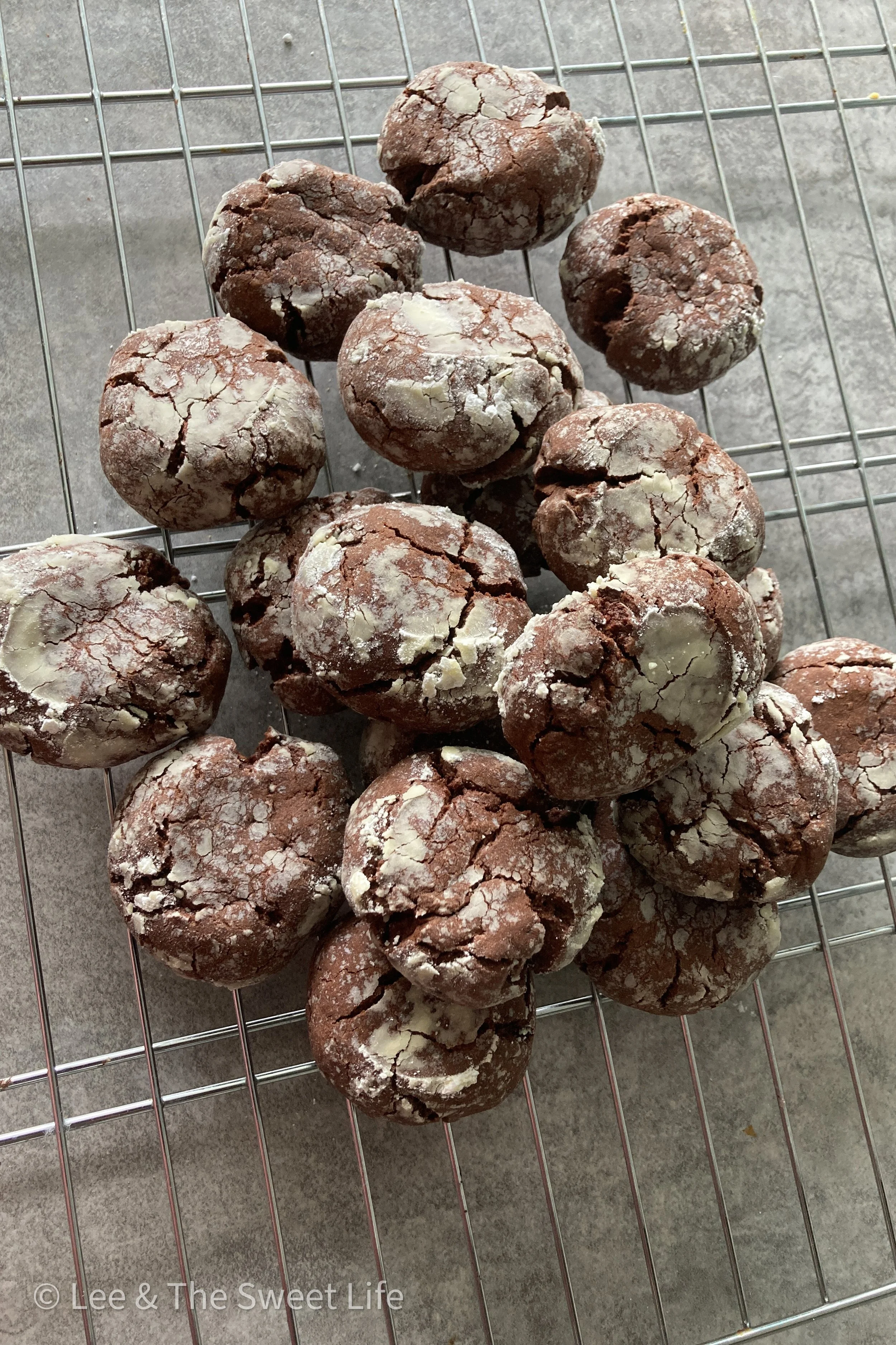 Raspuknuti Keksići – Croatian Dark Chocolate Crinkle Cookies