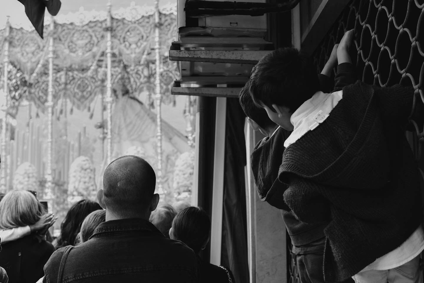 El martes cuando sale Roc&iacute;o, nadie se la quiere perder. @cofradiadelrocio 

#semanasanta #cofradias
#cofradiasmlg 
#espa&ntilde;a #andalucia
#natgeoyourshot #malaga #cofrad&iacute;asmlg #spain #blackandwhite