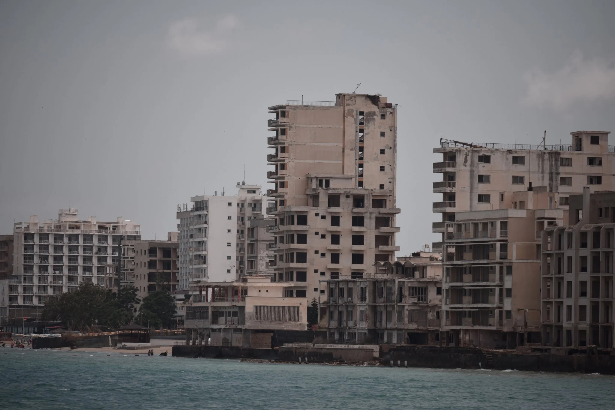Una ciudad que se cae en el mar.
