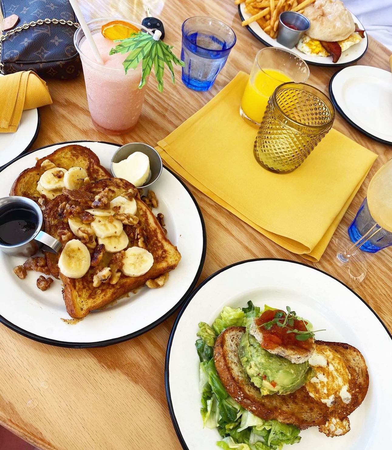 Good food = good mood 🤪☀️

Photo: @livmcilkenny 

#longboatkey #beacheats #sarasota #annamaria #ami #food #foodie #foodporn #brunch #dinner #cocktails #happyhour #beachbar #srq #siestakey #coast #hailthisfeistyvillage #sarasotafoodie
#yum #floridafo