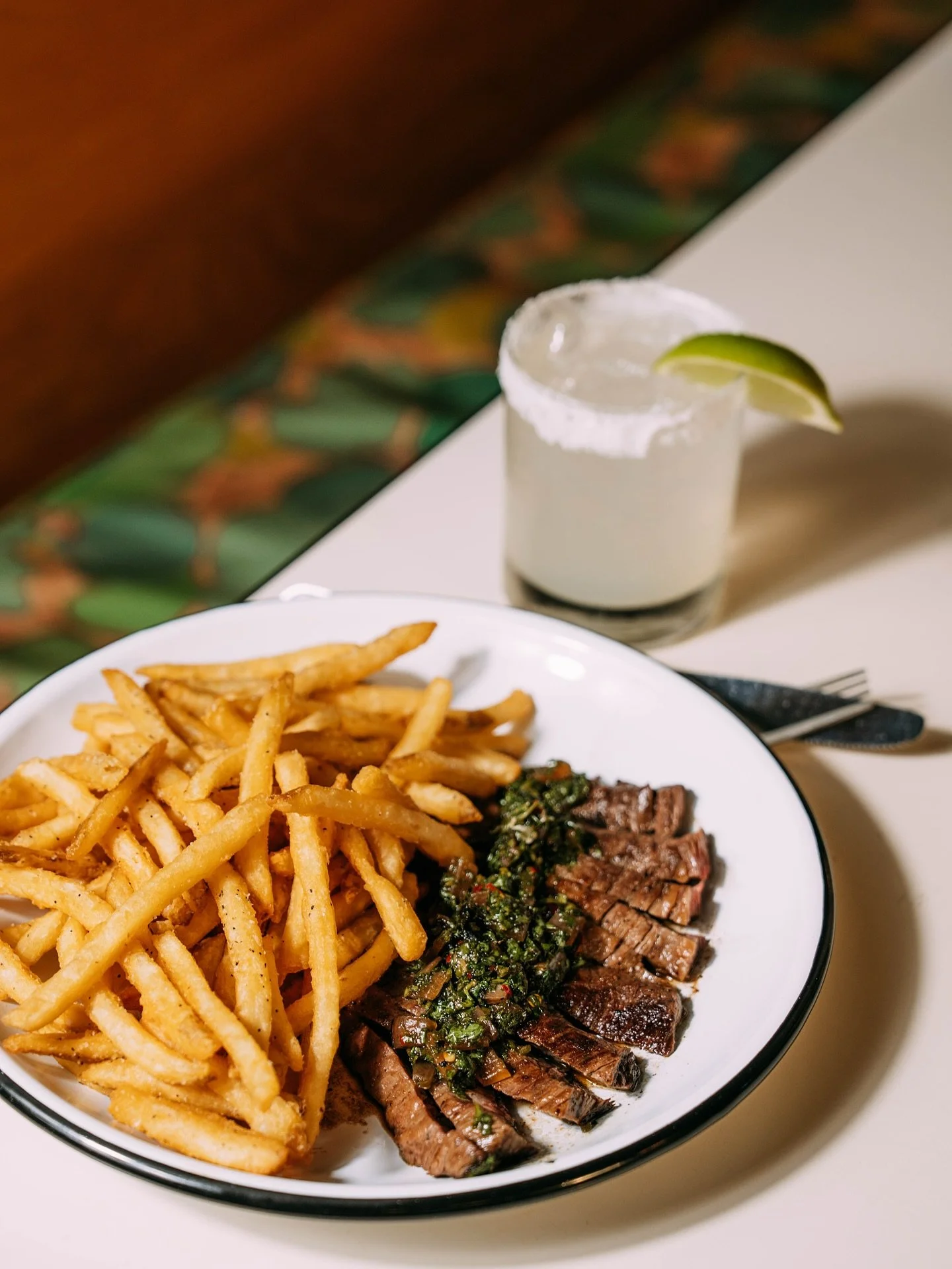 Easy evenings and good company at Whitney&rsquo;s🥂🌺