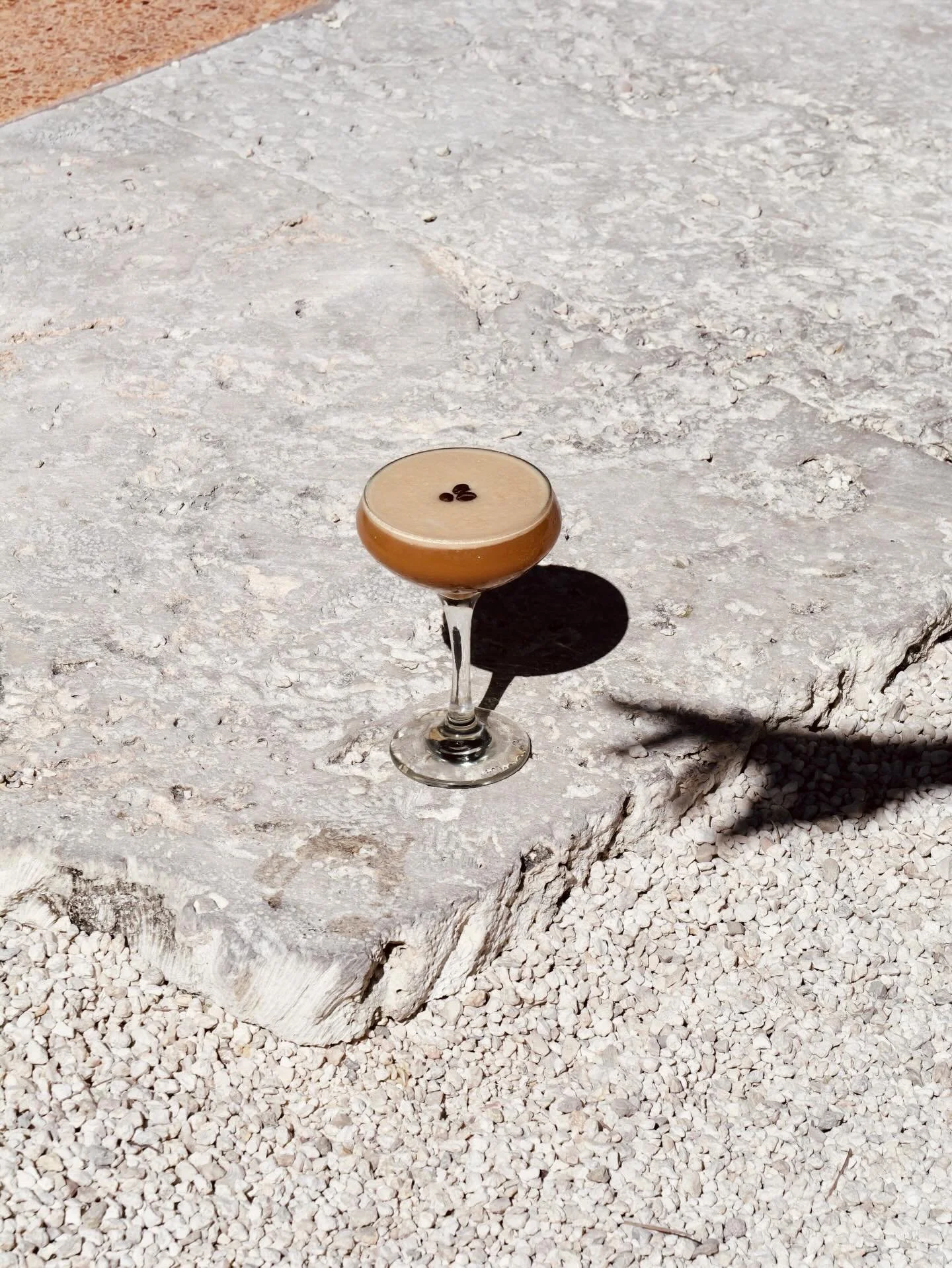 An espresso martini, the only coffee that makes sense for Sunday brunch. 🌴🤎🦩