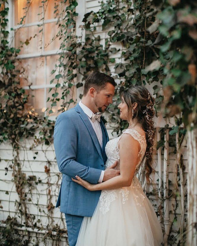 The dress. The hair. The background. The way he&rsquo;s looking at her. The love. All of it. Perfection.💙

Venue: @thewinfieldinn 
Coordination: @abrideadayweddings 
Florals: @wowfactorfloraldesign 
DJ: Starzz Entertainment
Musician: @jmentatx 
Hair