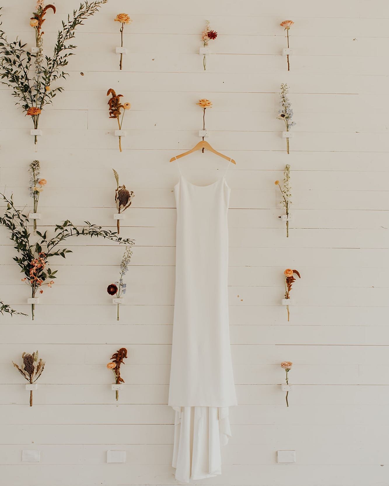 The flower wall at @prospecthousetx never fails when it comes to getting the perfect dress shot.🌸🌼🌷

Venue:&nbsp;@prospecthousetx
Coordination:&nbsp;@abrideadayweddings
Photography:&nbsp;@lanadelmarphoto 
Second Shooter: @cassiehowardphotography 
