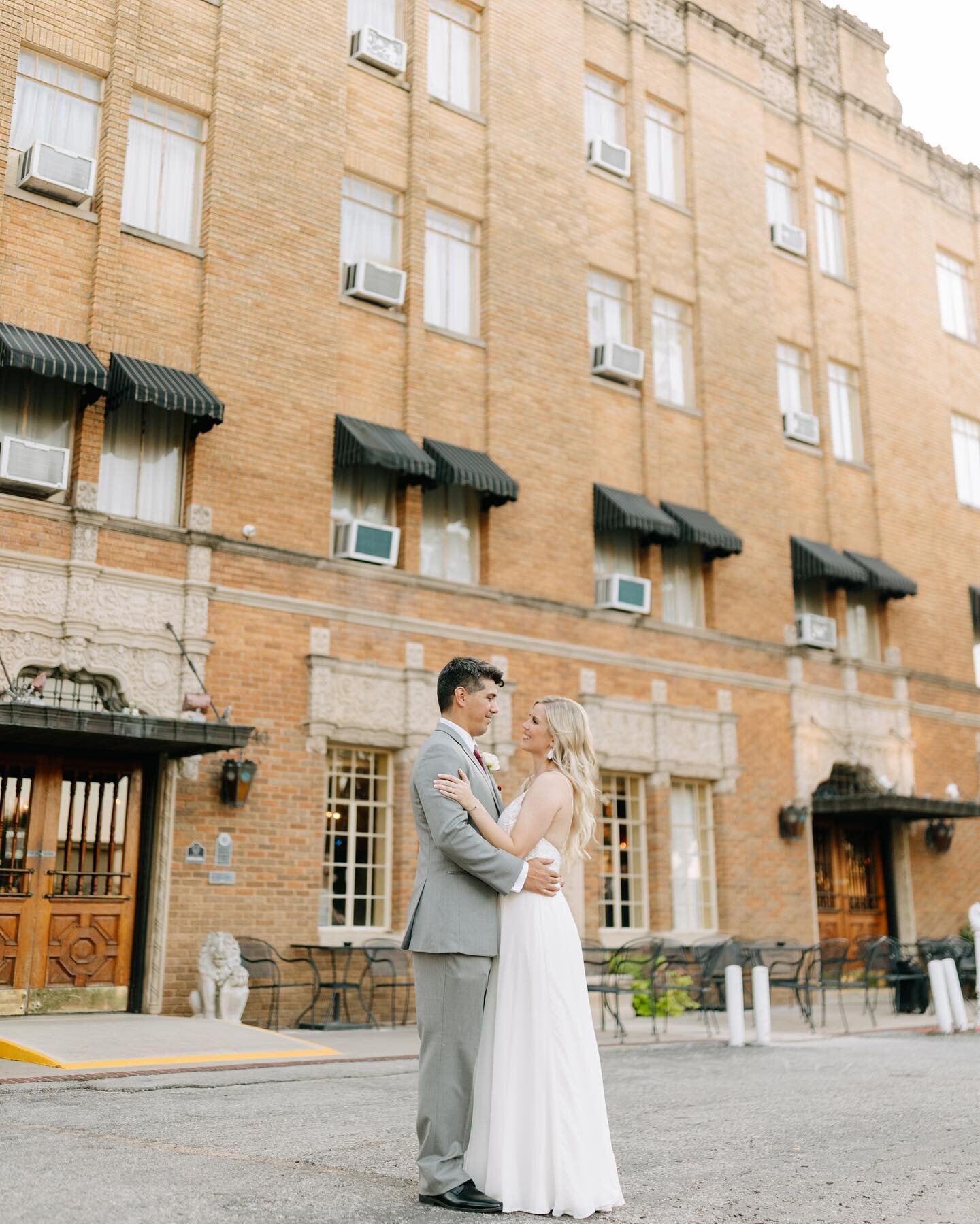 Fun fact: @the_faust_hotel was known as the &ldquo;honeymoon capital of Texas&rdquo; during the 1940s. Today, the hotel still has the same sophistication and charm that helped it earn this nickname.☺️

Venue: @the_faust_hotel 
Coordination: @abridead