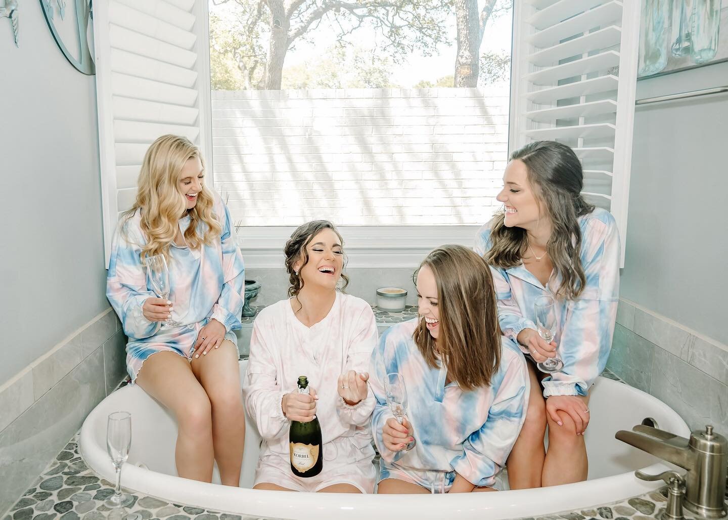 It&rsquo;s so important to love and trust your photographer. When she says &ldquo;Hey let&rsquo;s pop some champagne&hellip;in the bathtub,&rdquo; you just gotta roll with it and trust that the pictures will be bomb!🍾🥂

Venue: @thewhisperingoaksest