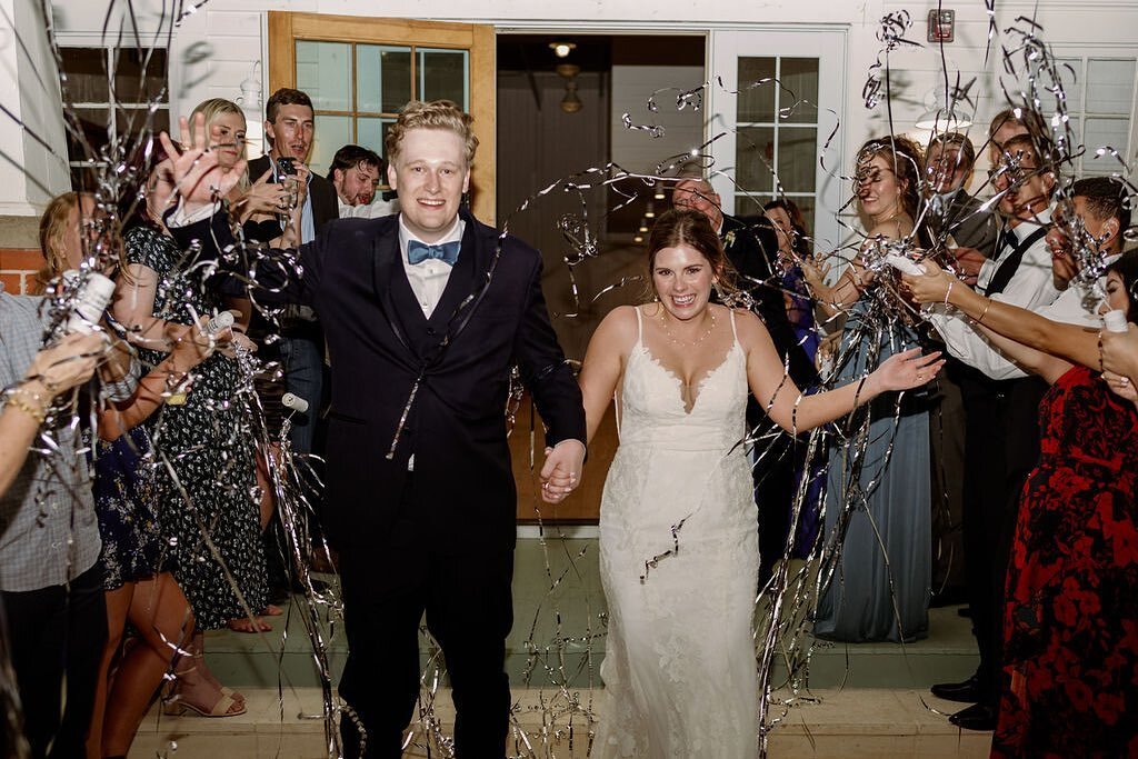 I&rsquo;m a big fan of the streamer poppers at the end of the night at send off! The pictures turn out amazing and there is no risk of anyone catching on fire!😅🎉🎊

Venue: @wishwellhouse 
Coordination: @abrideadayweddings 
Photography: @wisteriajad