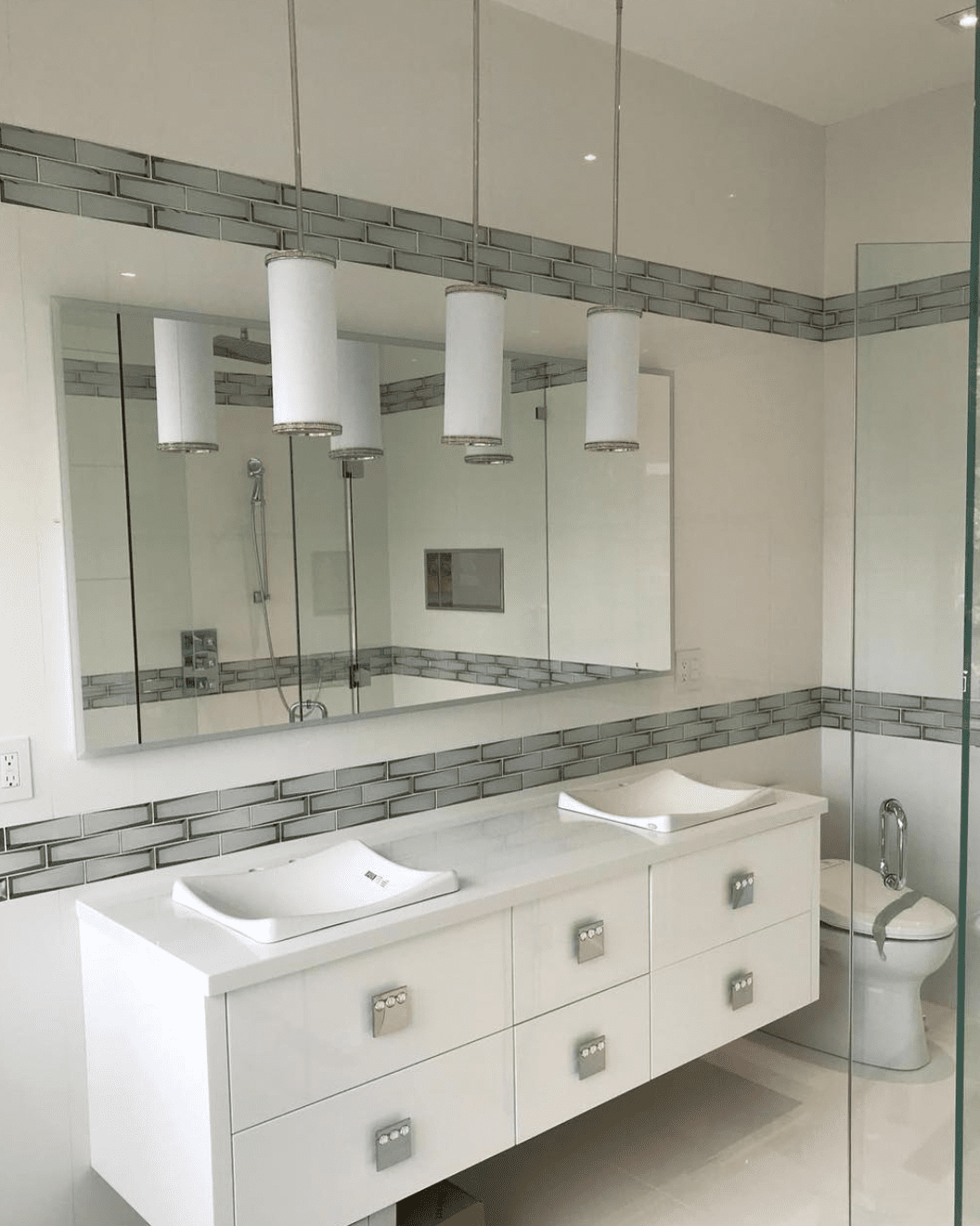 Tile border in bathroom