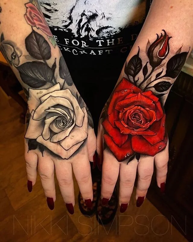 #repost @nikkisimpsontattoos
・・・
Left healed, right fresh 🌹 Who here has/would get their hand tattooed? 🙋🏻‍♀️ Cause they’re my favorite place to tattoo ☺️ •
Follow my shop ➡️ @everblack_bk @everblack_bk 🗽#redemptiontattoocare