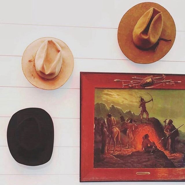 Looking for a small town weekend getaway? Our guesthouse, located in historic downtown Columbia, TN (an hour south of Nashville), is the perfect place to hang your hat! 🤠 See more interior photos and availability in our bio!