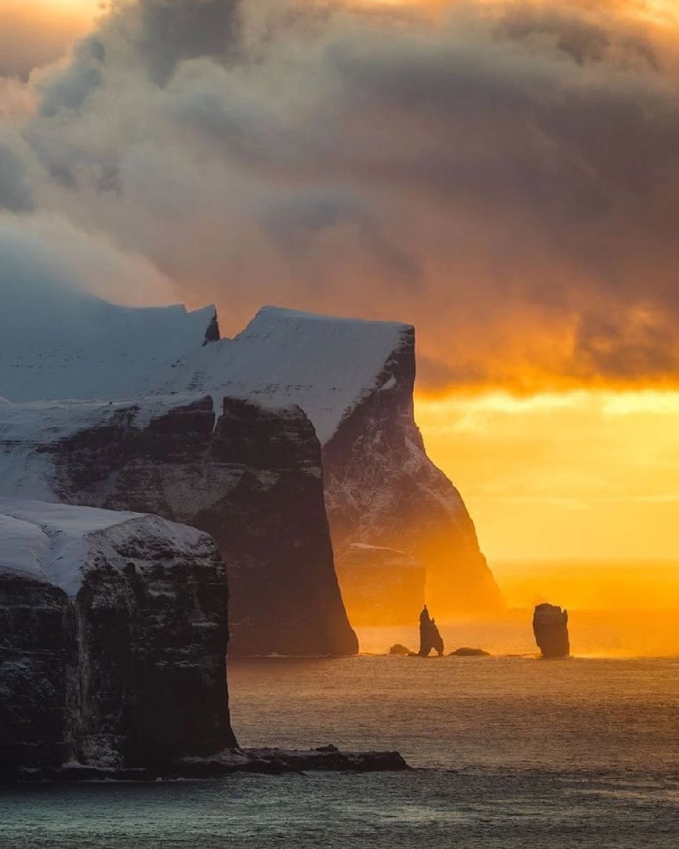 🌞A golden sunset in the Faroe Islands. Did you know that these islands are one of the world’s leading nations in producing sustainable energy?
•
Over 50% of this nation’s energy comes from a combination of wind farms, hydro-power, t