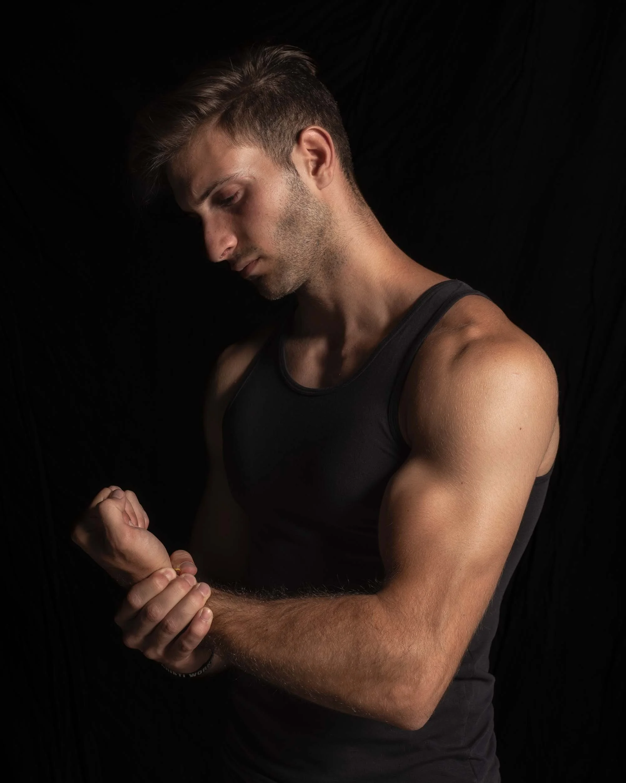 Retrato de autor centrado en la musculatura y brazos, con iluminación marcada y estilo rústico profesional, por Photorural.