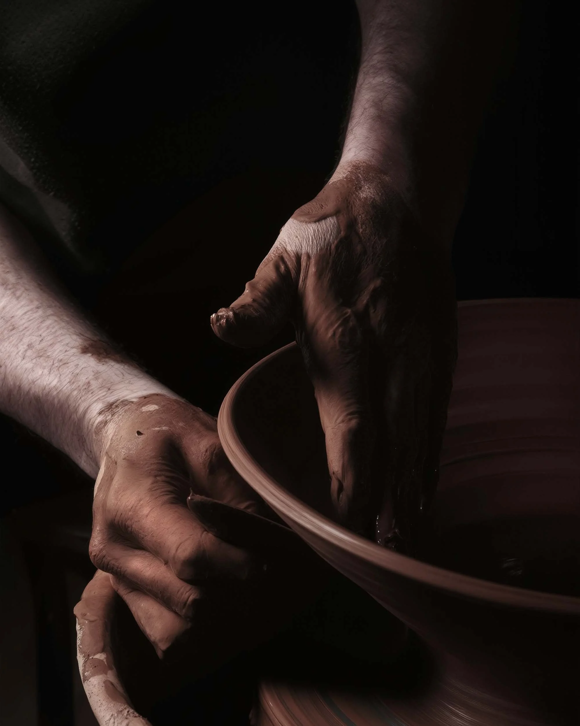 Primer plano de las manos de Marcelo torneando el barro. Una imagen que resalta la habilidad y el tacto del artesano.