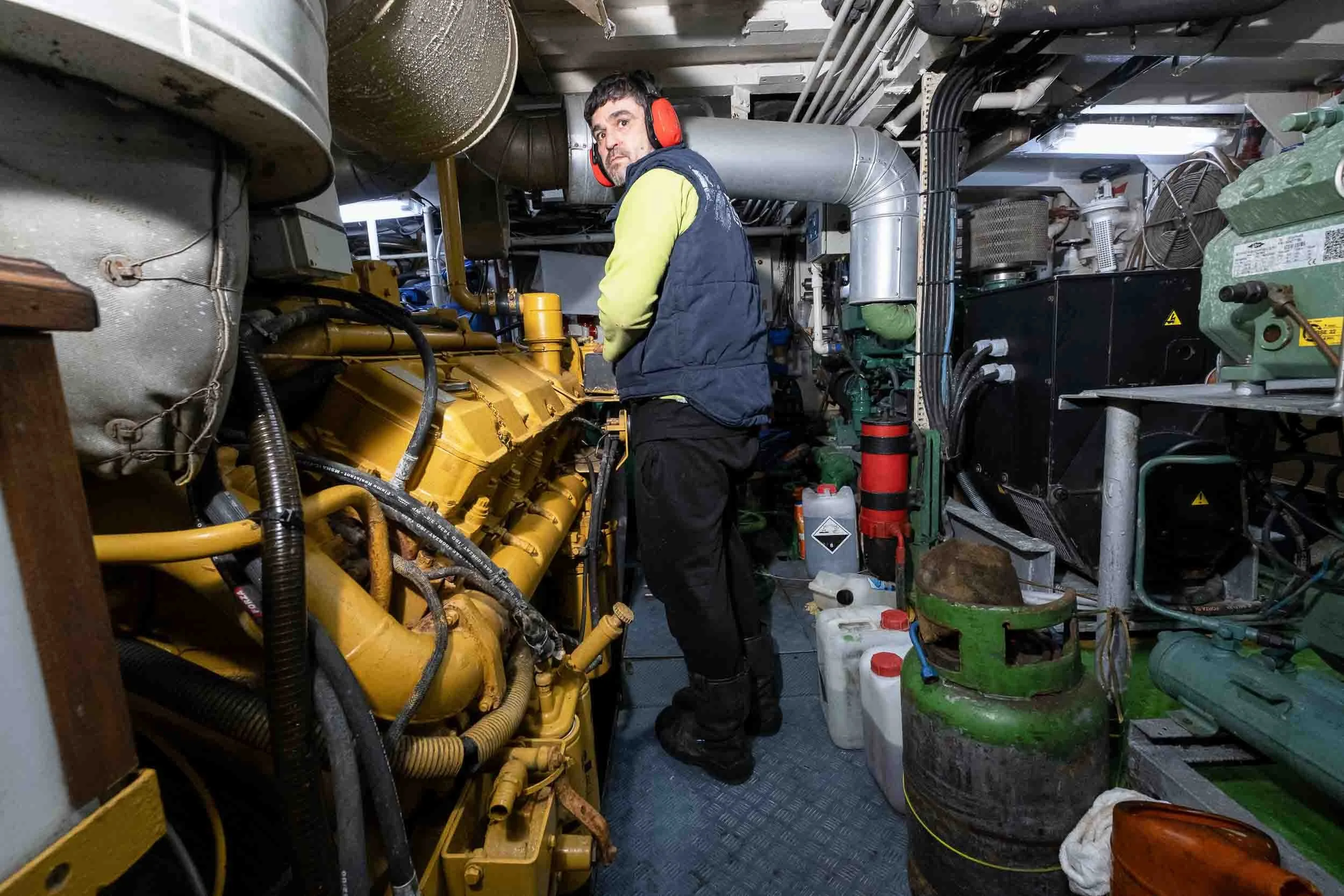 Operario verificando y ajustando motores en el interior de la sala de máquinas del Breso Uno.