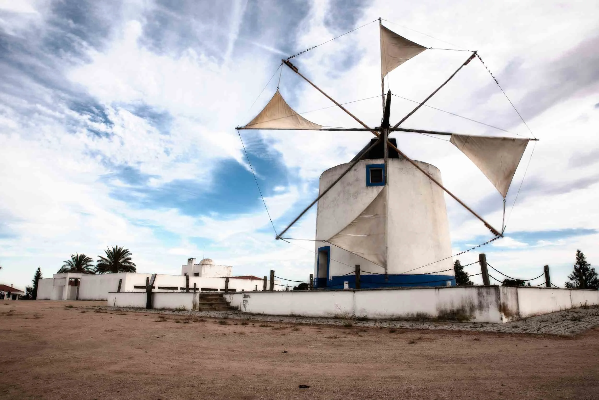 molino-viento-alentejo-portugal-arquitectura-rural.jpg