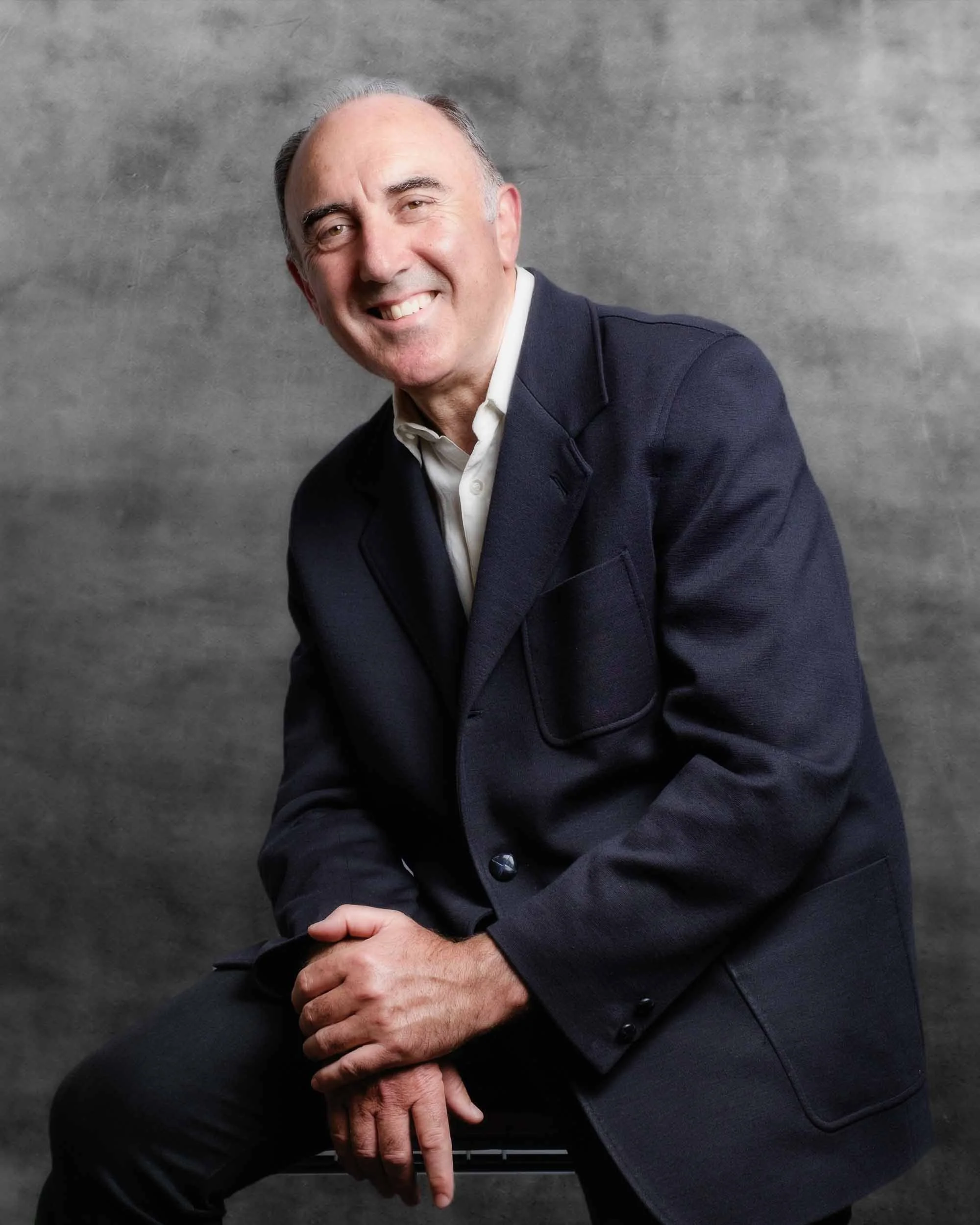 Candidato municipal posando con actitud abierta y segura. Fotografía de alta calidad con enfoque nítido en la mirada para conectar con el ciudadano.