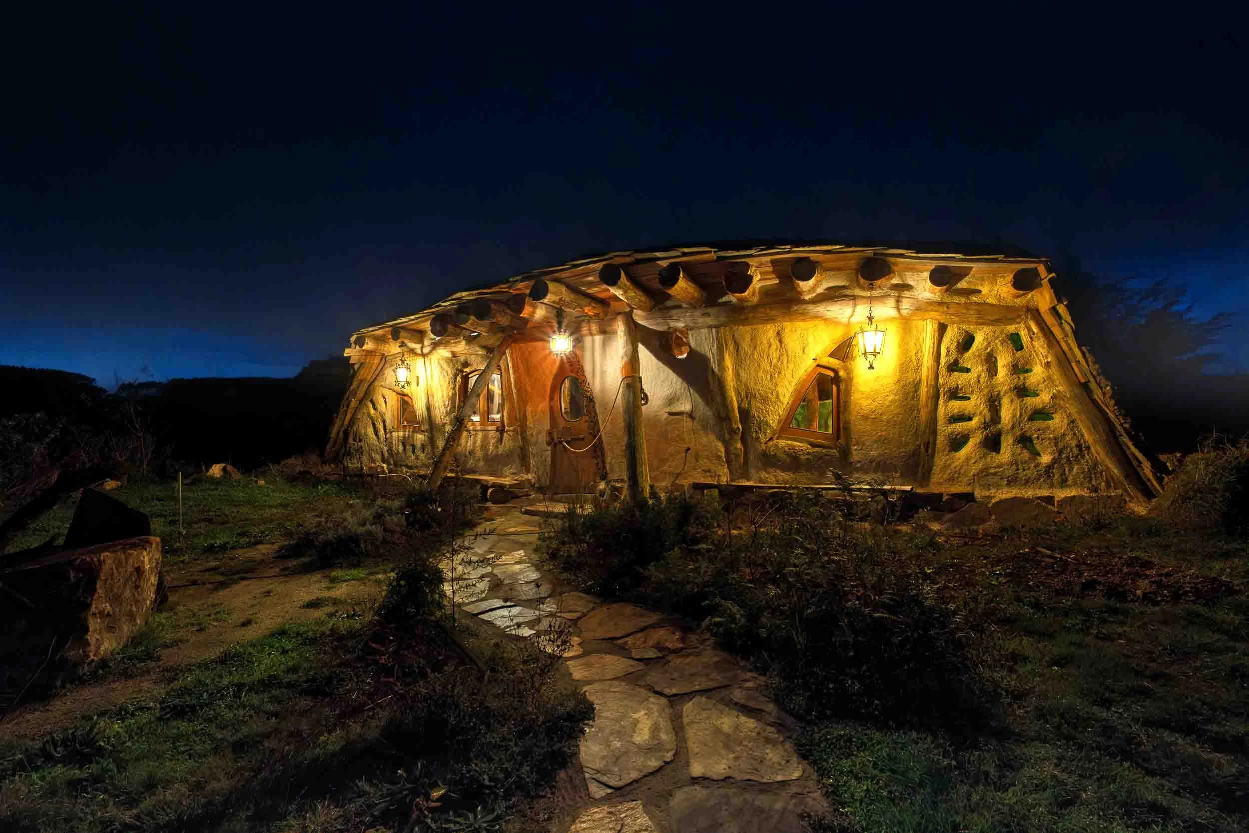 Cuando el sol se pone, la tierra respira y el refugio se convierte en un faro de luz cálida