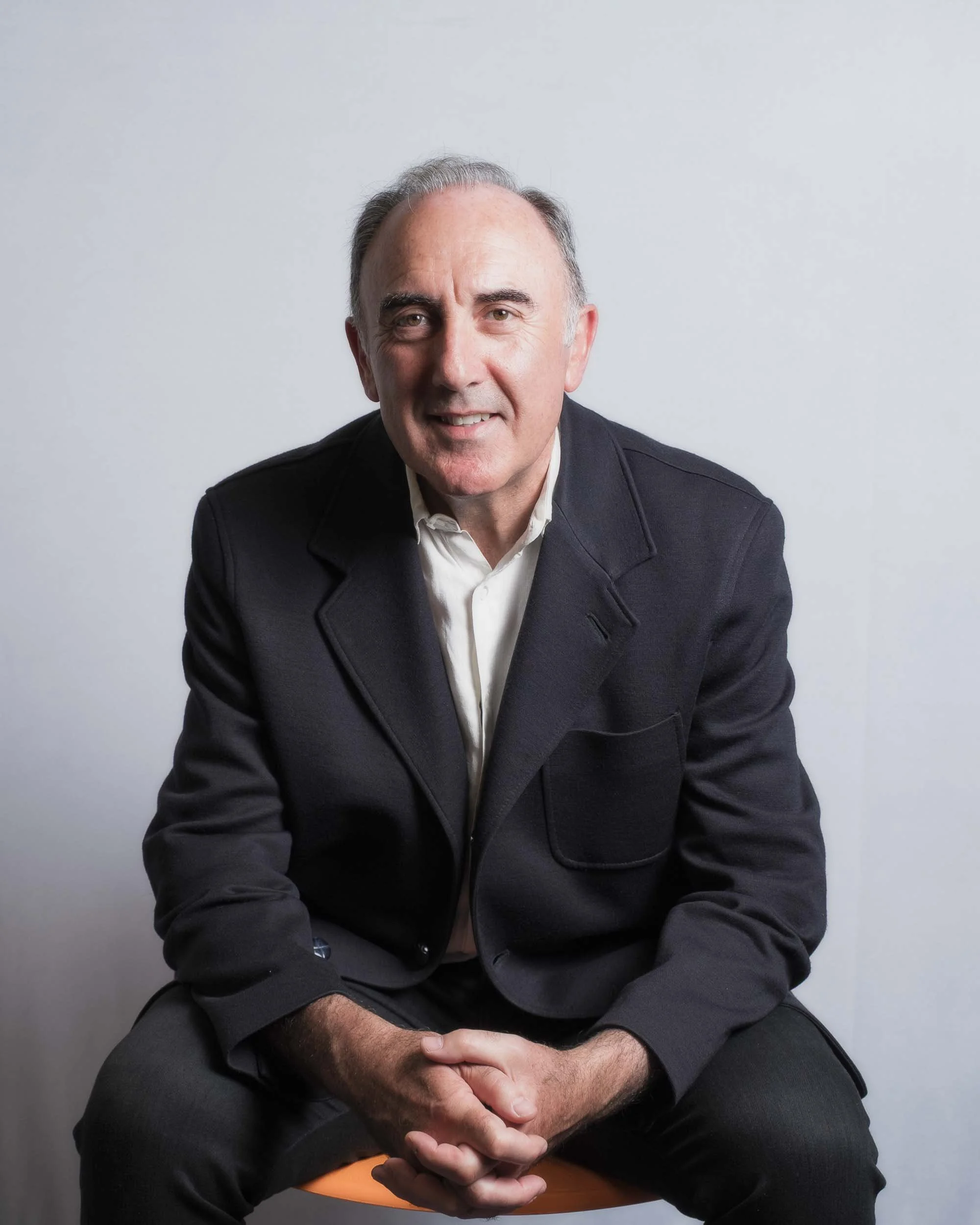 Retrato de estudio de candidato municipal en pueblo rural. Pose segura y profesional diseñada para cartelería electoral y presencia digital institucional.