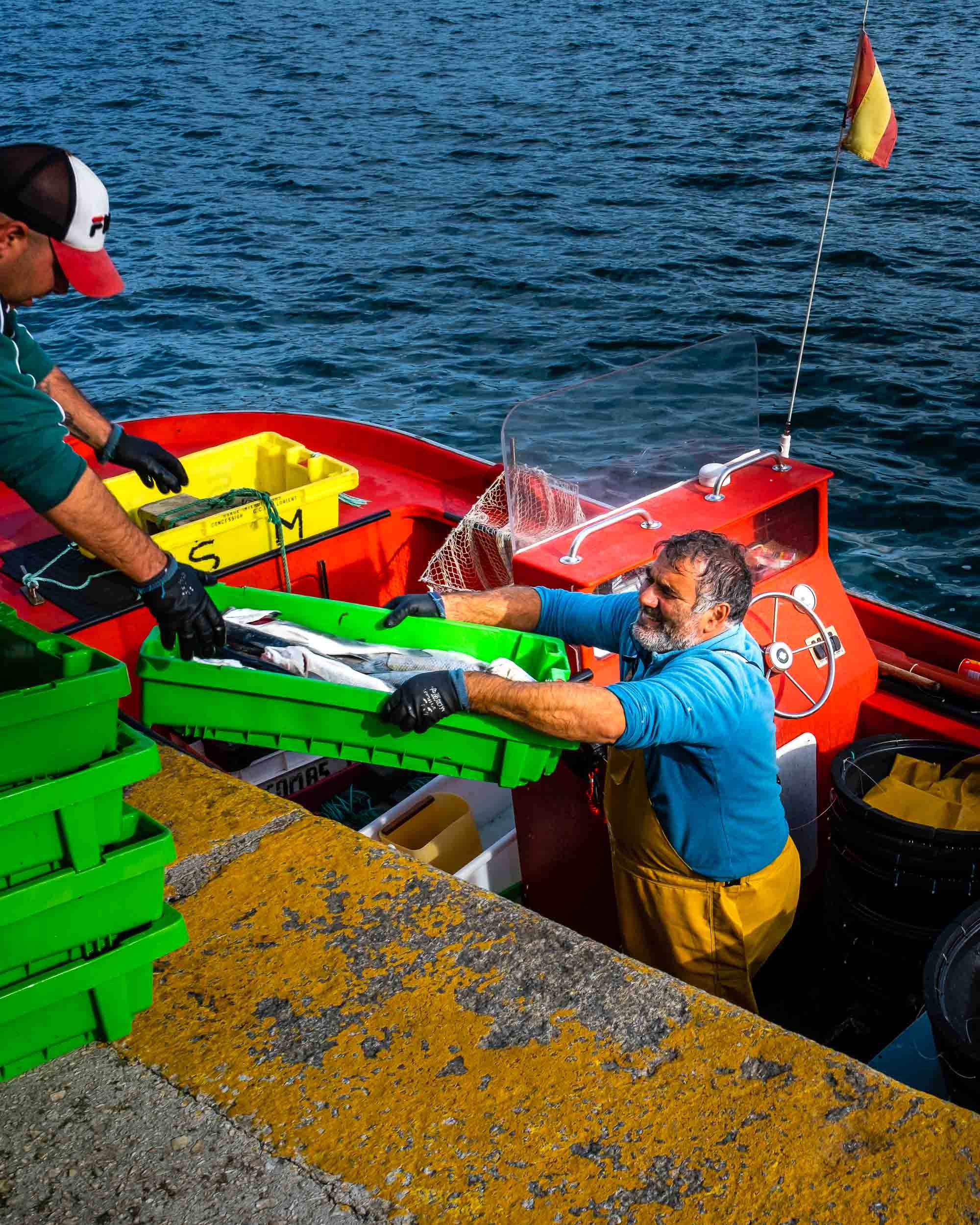 Pescador descargando mercancía en el puerto