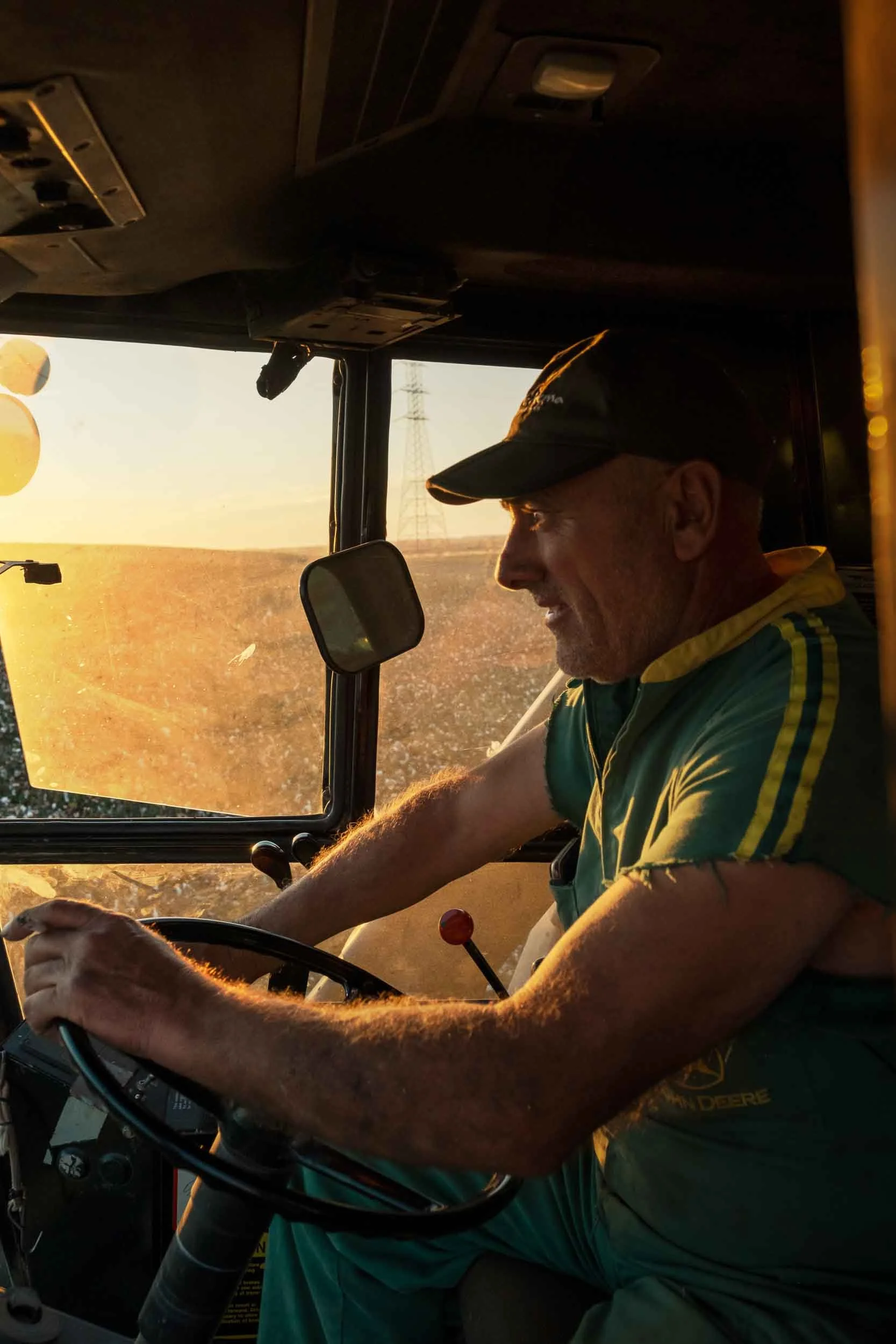 Cosechadora de algodón recolectando el cultivo