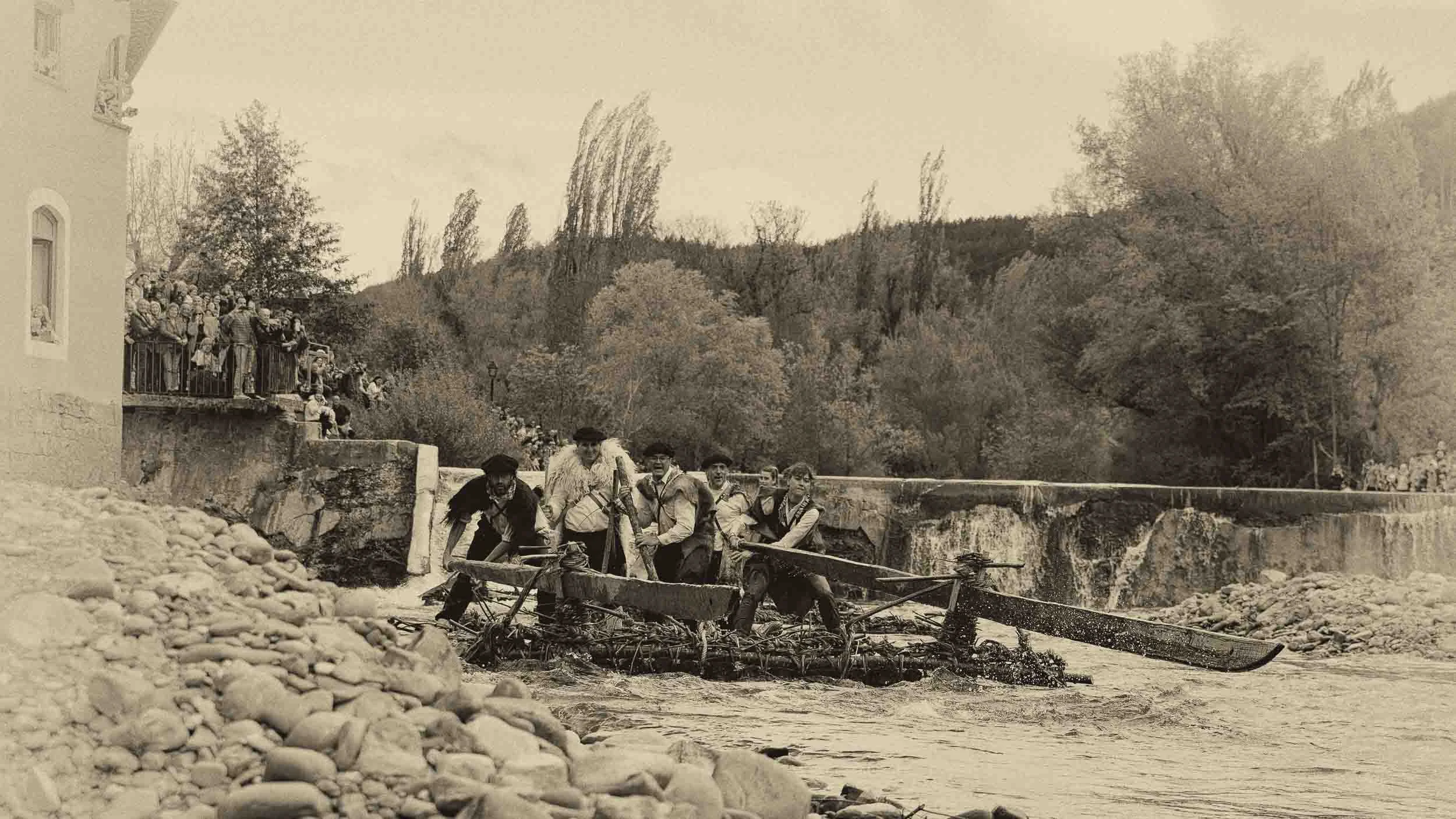 Recreación tradicional de una almadía descendiendo por el río en el Valle del Roncal, fotografía de patrimonio cultural de Navarra.