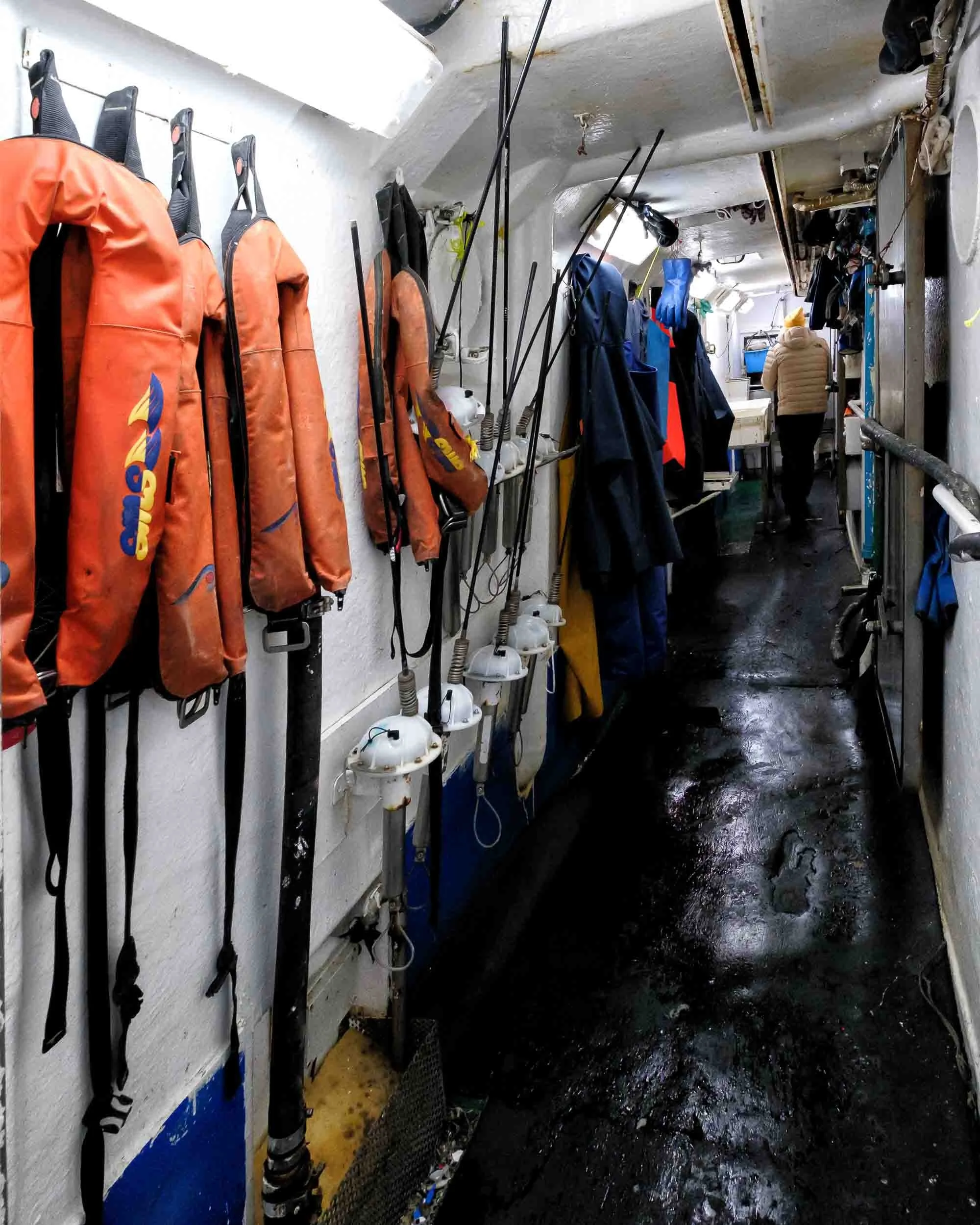 Sistemas de seguridad desde el interior del pesquero Breso Uno con base en el puerto de Burela.