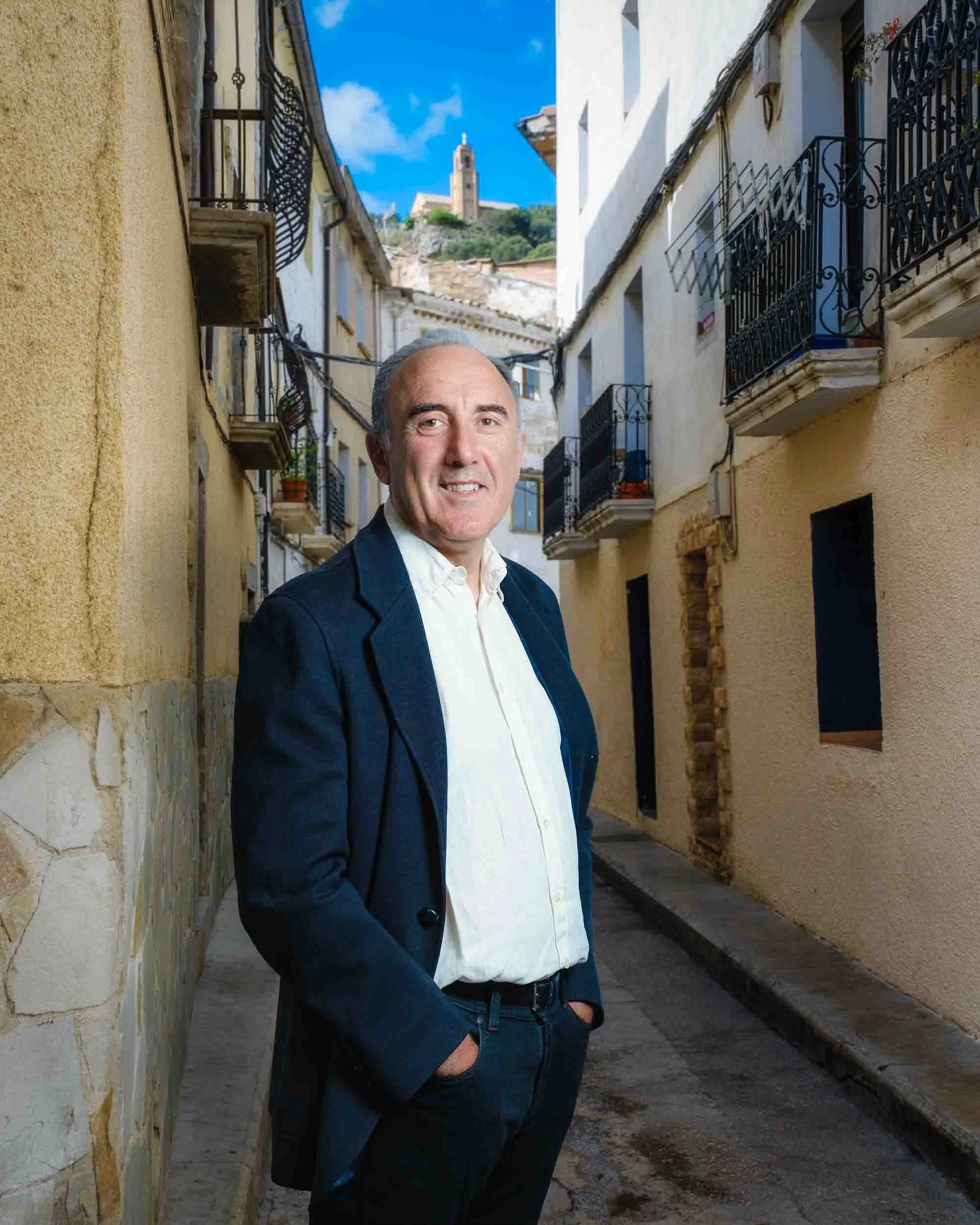 Retrato de perfil de candidato al ayuntamiento de Falces. Fotografía profesional con fondo rural que transmite profesionalismo y vocación de servicio público.