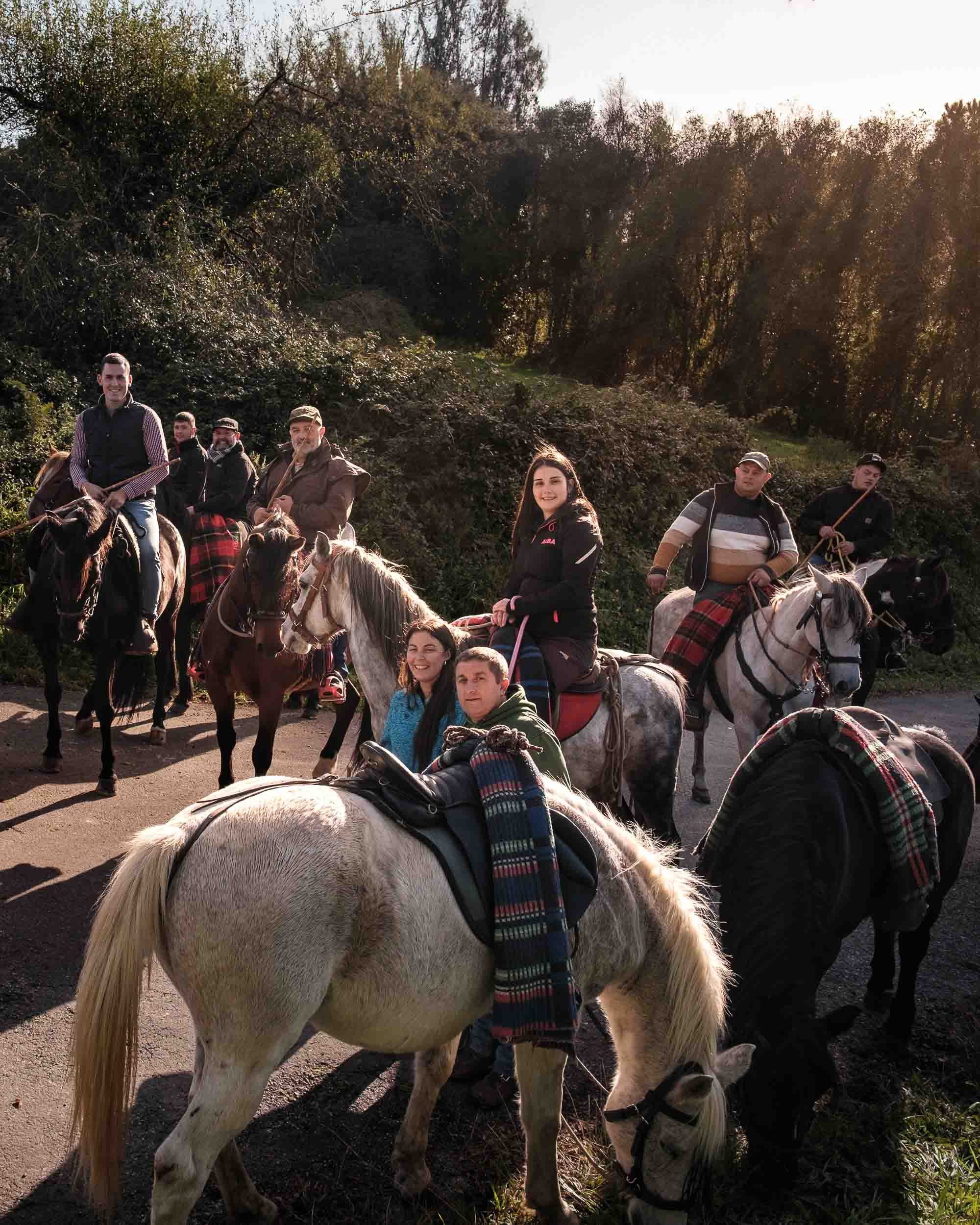 Jinetes coordinados bajando a los caballos desde el monte hacia el centro de Mondoñedo, una estampa ancestral de la ganadería gallega.