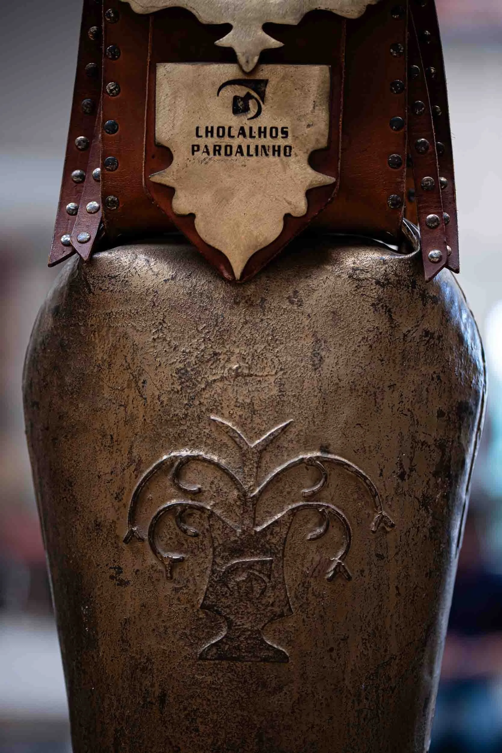 Detalle de la marca o sello del artesano grabado en el metal del cencerro, símbolo de autenticidad de la familia Pardalinho.