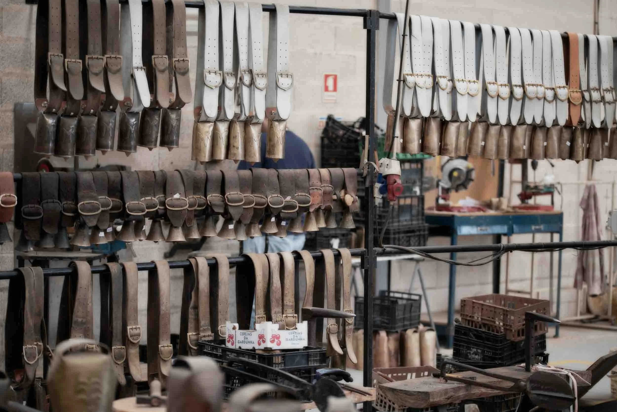interior-taller-cencerros-herramientas-antiguas-portugal.jpg