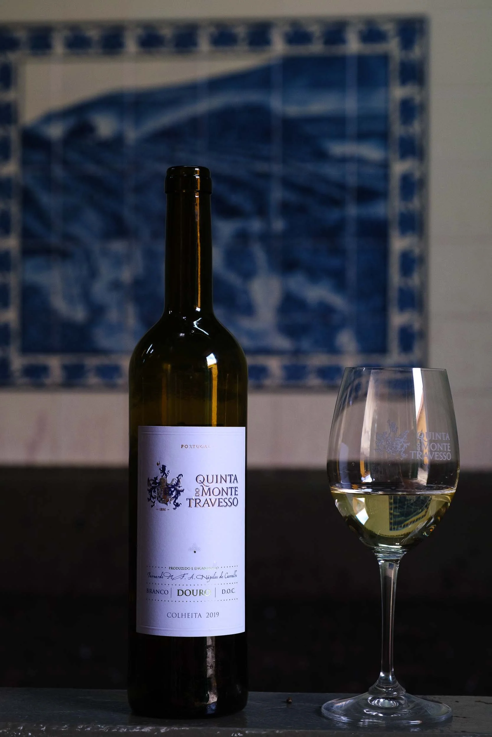 Primer plano de una botella de vino de Quinta do Monte Travesso, destacando el diseño de su etiqueta y origen.