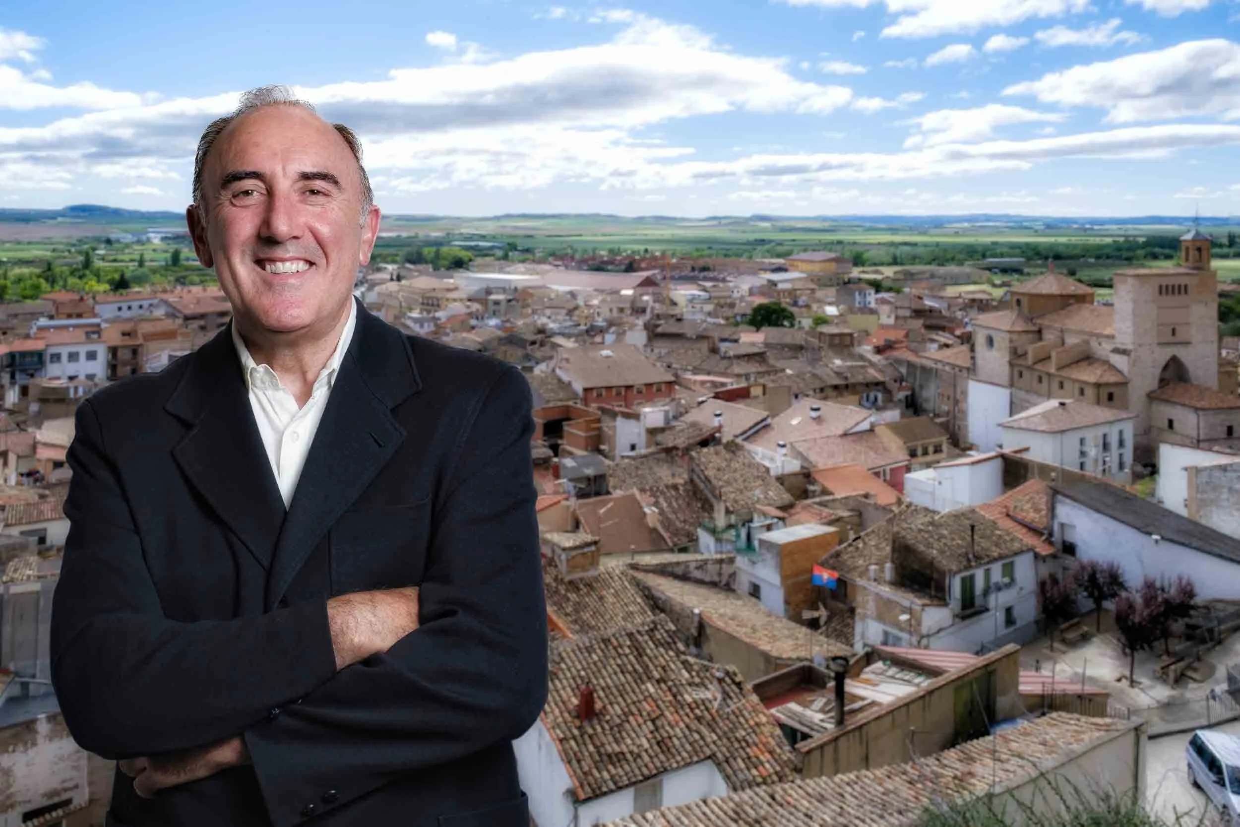 Retrato institucional de Ricardo Martínez para la alcaldía de Falces. Imagen de busto con expresión de confianza y seguridad, optimizada para comunicación política.