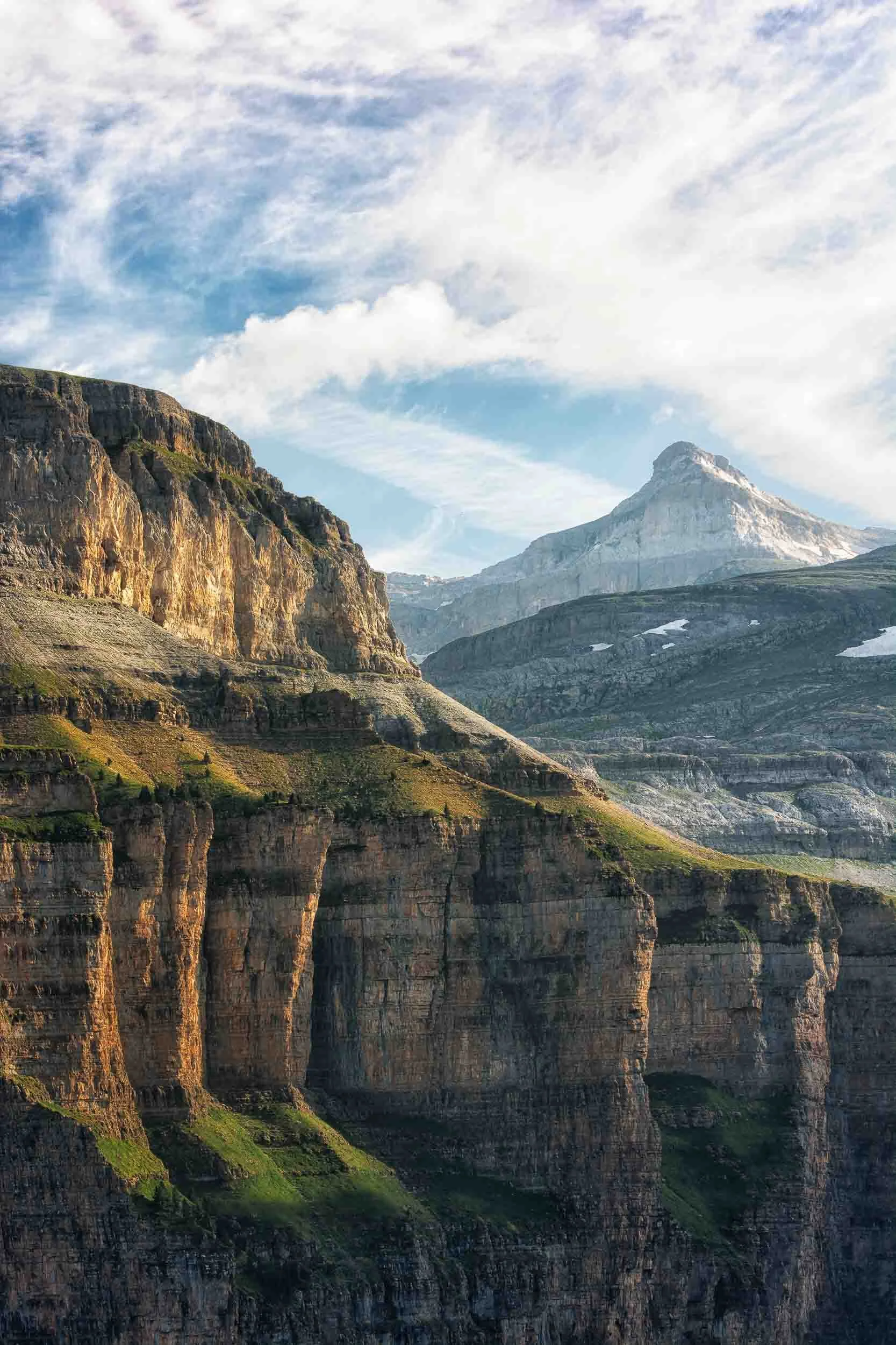 Vista majestuosa del Valle de Ordesa en el Pirineo aragonés, mostrando los paredones de roca y la naturaleza virgen de Huesca.
