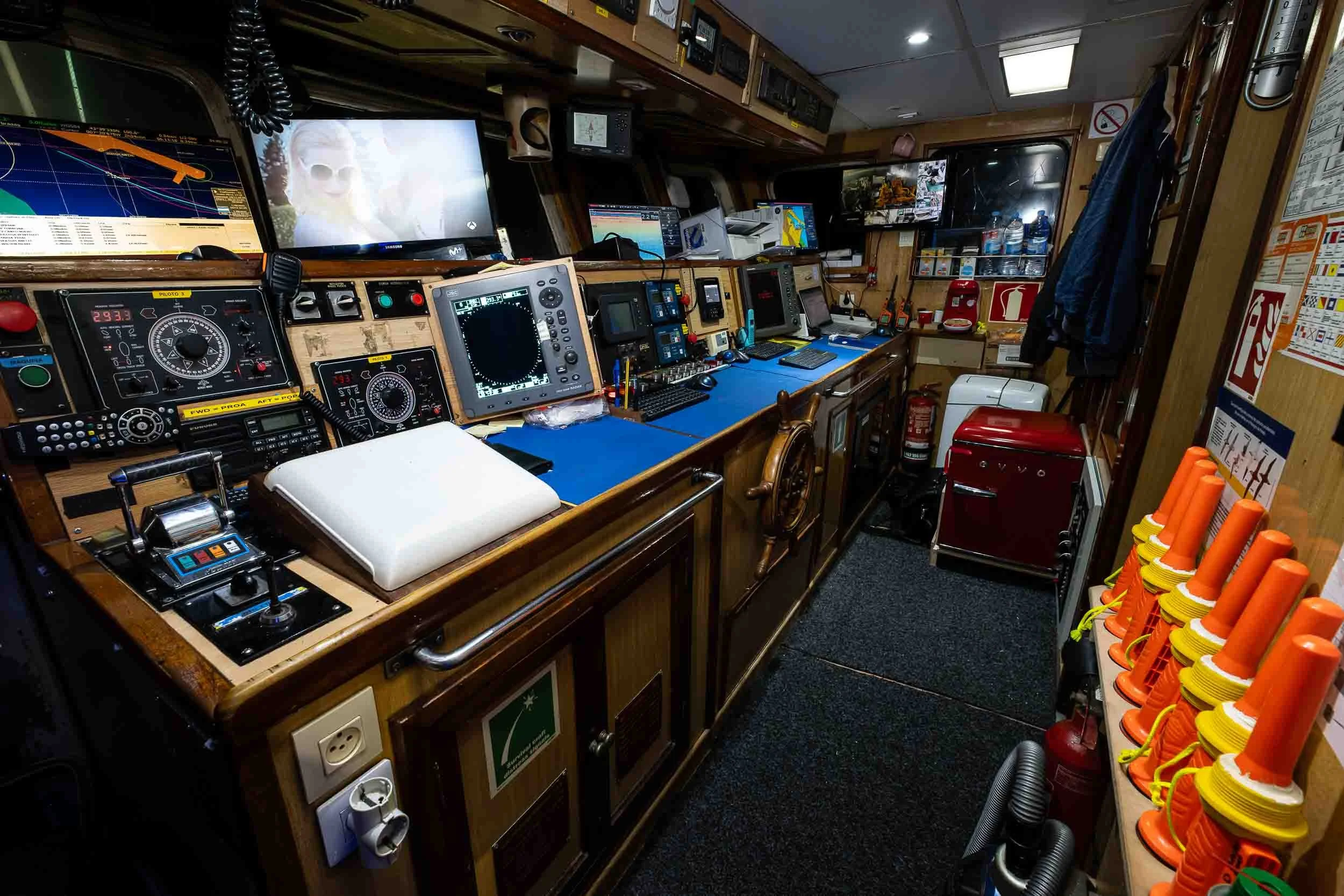 Interior del puente de mando y sala de control del Breso Uno atracado en el puerto de Burela.